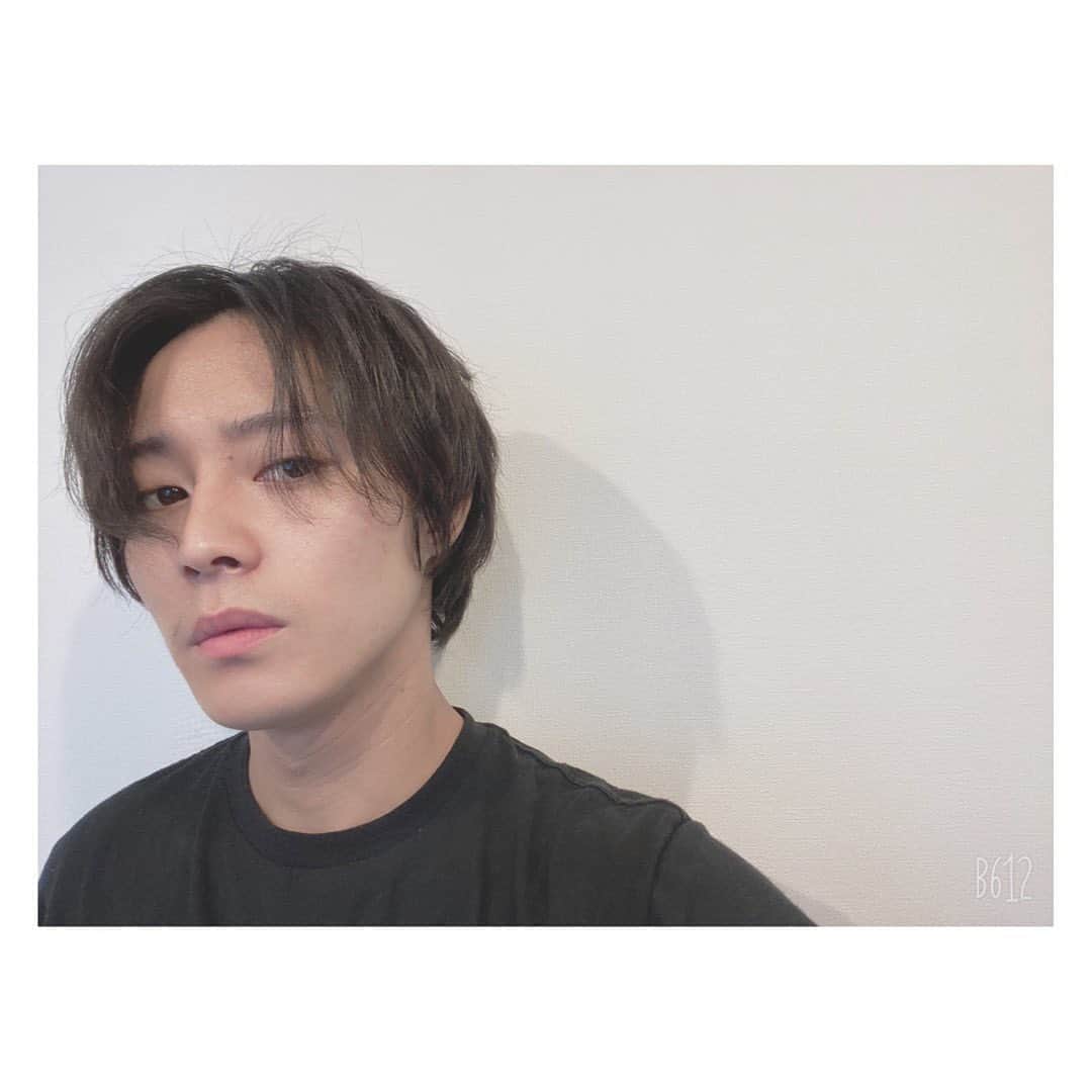 猪野広樹のインスタグラム：「舞台に立ちたい！もうそれだけ！！　  笑って泣いて、ふざけて、馬鹿して、最後そこから見るカーテンコールの景色が好きで。　  初舞台以降ずっとそうさ。　  事務所入った頃、「本番一発勝負の舞台なんか立ちたくない！」 そんなことを思ってたのが嘘みたいに  いまは舞台に立ちたい！  早く皆さんにお届けできます様に… ！！！  いつでも準備はできてるさ！」