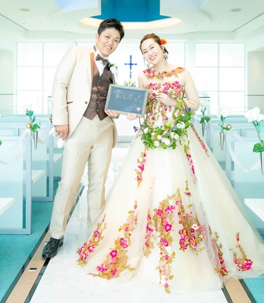 楽婚【公式】Instagramさんのインスタグラム写真 - (楽婚【公式】InstagramInstagram)「♥楽婚の先輩カップル﻿ Keisuke & Yuki﻿ ﻿ カラードレスでのチャペル写真が﻿ とっても新鮮な1枚。﻿ ﻿ こちらのおふたりは、白無垢で神前式を挙げられましたが﻿ チャペルでの写真も残したい！ということで実現されました◎﻿ ﻿ 一生に一度のご結婚式だから、﻿ 悔いがないようにやりたいことはご遠慮なく﻿ 担当プロデューサーにご相談くださいね♡﻿ ﻿ ﻿ 会場：ホテルニューオータニ大阪﻿ ﻿ @rakukon をフォローして﻿ 『#楽婚』をつけて、﻿ お写真の投稿大歓迎♡﻿ 公式IGでリグラムされるかも！？﻿ ﻿ Webでご予約はTOPのURLより♡﻿ ⇒@rakukon﻿ ﻿ ﻿ #楽婚 #rakukon #ベストブライダル﻿ #wedding #ウェディング﻿ #フォトウェディング﻿ #プレ花嫁 #卒花﻿ #日本中のプレ花嫁さんと繋がりたい﻿ #プラコレ #marryxoxo﻿ #ウエディングニュース﻿ #花嫁 #卒花嫁 ﻿ #2021年春婚 #2021年夏婚﻿ #2020年秋婚#2020年冬婚﻿ #結婚式準備﻿ #ウェディングドレス﻿ #カラードレス﻿ #花嫁コーデ﻿ #花嫁スタイル﻿ #ブーケ﻿ #ウェディングブーケ﻿ #チャペル﻿ #結婚式前撮り﻿ #指輪交換」7月15日 19時27分 - rakukon