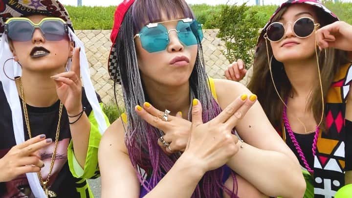 RINGOのインスタグラム：「💚💜💚 NEW VIDEO🎥 TE KI TO-NI DANCE WO TA NO SHI MU TEAM SO RE GA #TERI_TAMA 😂 • we are just just just just enjoy our dancing😆😆😆 we are “TE RI TA MA” • if you wanna see full size → https://youtu.be/E1i4KnqIsG0 • pls search 🔎TERI_TAMA on youtube or go to my instagram top page’s stories “TERITAMA” you can find link URL💖 • music/location/outfit styling @bignatsuo • choreograph @saki_k.jp  • video editing me😂❗️❗️ • • we are happy if you enjoy our dancing😆😆😆 • • #dance #dancer #japanese #japan #ダンス #踊ってみた #humpingaround #bobbybrown #newjackswing #ミドルスクール」