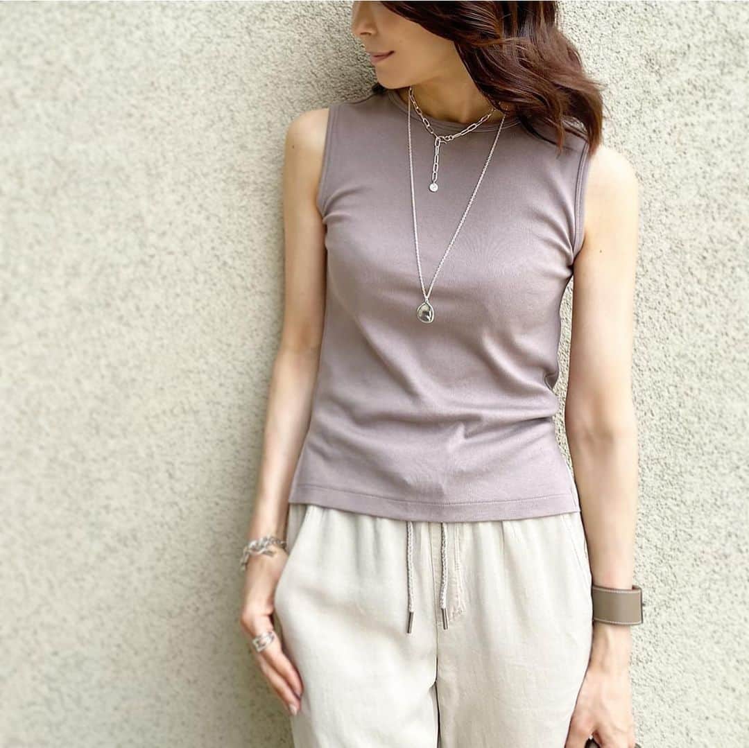 のインスタグラム：「﻿ ﻿ nuance  color ﻿ ﻿ ﻿ ﻿ top @sysorus.select ﻿ pants @zara ﻿ bag @loewe﻿ ﻿ ﻿ ネックレスは本日20:00〜発売の﻿ @dotto.a.official さんとのコラボ⛓﻿ ﻿ ﻿ ﻿ ﻿blogもup☻☺︎ ﻿ ﻿ #dotto.a.﻿ #necklace﻿ #accessory﻿」