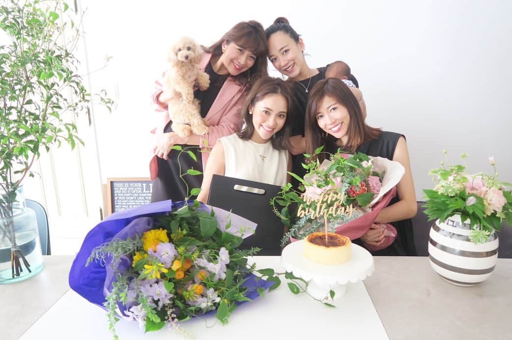 Mai Wakimizuのインスタグラム：「今日は楽しみにしてた日♡やっとやっーと4人集合出来た♡7月がお誕生日のayu＆wacchiのお祝いを＼(^o^)／プレゼントはそれぞれリクエスト制♡froma @froma_yorkys_cheese_restaurantのバスクチーズケーキと、the neighbors @the_neighbors_kobeのお花、threem @threem.officialのケーキトッパーで囲んで盛大に♡写真の時だけしっかりおすまし、それ以外は基本おふざけが現実です。笑 可愛さと面白さがプロ級の自慢の親友達、おめでとう！ #happybirthday」