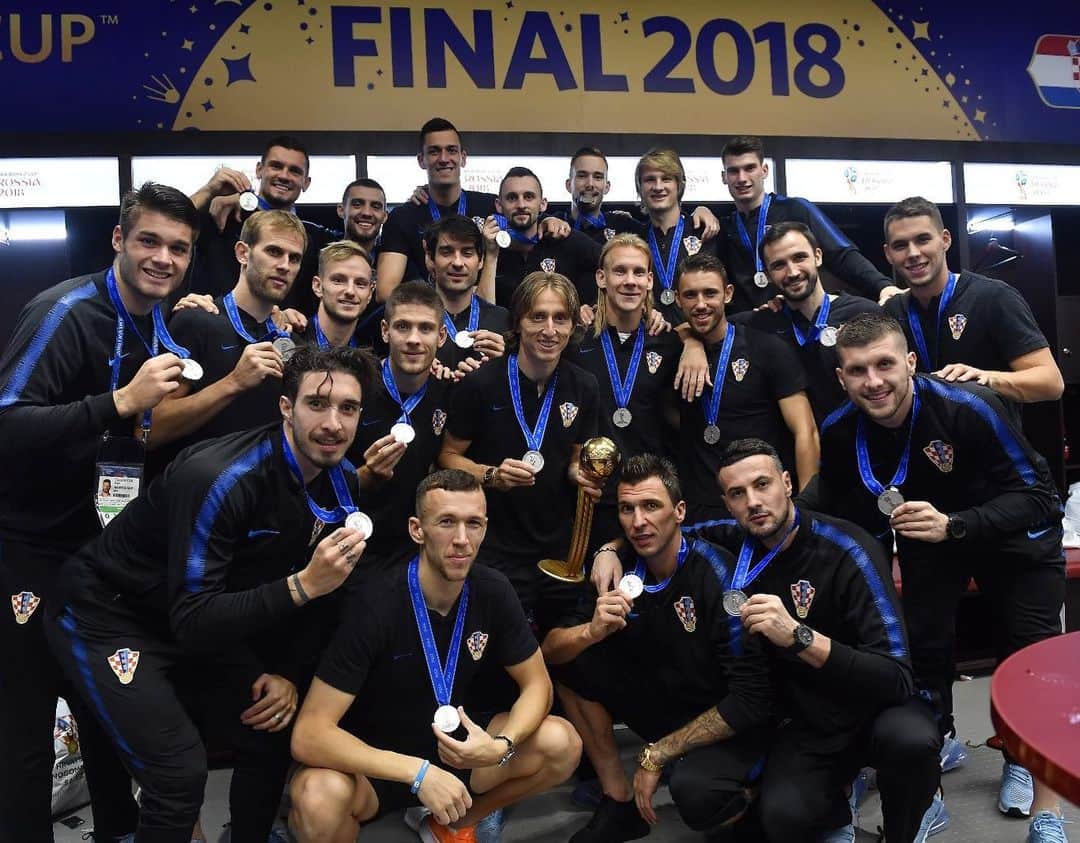 デヤン・ロヴレンのインスタグラム：「Prosle su vec 2 godine, a sjecanja i osjecaj kao da je jucer bilo.  Ekipa nezaboravna ❤️ @hns_cff 🇭🇷🇭🇷」