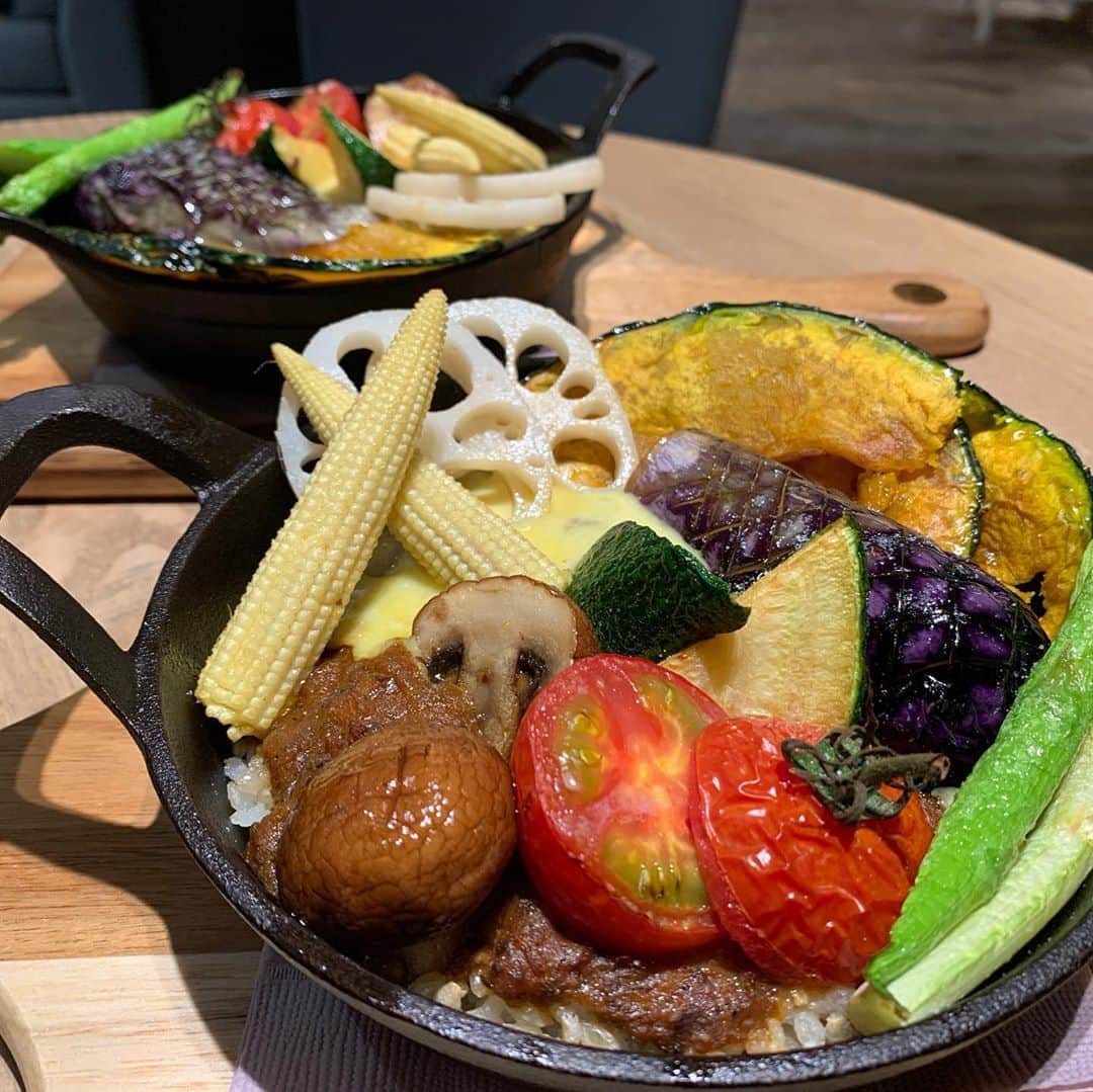 のインスタグラム：「【自由が丘　shiro cafe】 オシャレ空間で楽しめる絶品カレー🤤 ㅤㅤㅤㅤㅤㅤㅤㅤㅤㅤㅤㅤㅤ  🏠#自由が丘　#shirocafe 🚶‍♂️自由が丘駅徒歩5分 📖彩り野菜の焼きチーズカレー(¥1500+tax)×2 ㅤㅤㅤㅤㅤㅤㅤㅤㅤㅤㅤㅤㅤ shiroに併設した自由が丘の人気カフェ。 ㅤㅤㅤㅤㅤㅤㅤㅤㅤㅤㅤㅤㅤ カレーは新鮮な水々しい野菜がたっぷり乗ってる。野菜がめちゃくちゃ美味しくて感動。 今までのカレーで一番うまいって思った。 ㅤㅤㅤㅤㅤㅤㅤㅤㅤㅤㅤㅤㅤ チーズがコクをプラスしてるけど全然重さはない。カレー自体は辛くはないけどベロで香辛料感じる。植物性の素材だけで作ったカレー。 サイズ感も野菜がたっぷりな分インスタで見るよりボリューミーだった。 ㅤㅤㅤㅤㅤㅤㅤㅤㅤㅤㅤㅤㅤ お客さんは焼きカレーと豆乳レモンクリームのパスタ注文してる人が多い。 ㅤㅤㅤㅤㅤㅤㅤㅤㅤㅤㅤㅤㅤ  二時間制。 店内広くて開放的。 都会的なオシャレさ。女性客しかいなかった。 年齢層は学生から大人まで幅広い。 店員さん親切。 お一人様もしやすい雰囲気。 ㅤㅤㅤㅤㅤㅤㅤㅤㅤㅤㅤㅤㅤ  shiro併設だしさすがの内装で女子に大人気。 お店の前で写真撮ってる人多い。 ㅤㅤㅤㅤㅤㅤㅤㅤㅤㅤㅤㅤㅤ ランチとかは特になくて、カフェメニューは通し。 ㅤㅤㅤㅤㅤㅤㅤㅤㅤㅤㅤㅤㅤ 中央のソファー席が一番良いなあ。 食べた後にお店の商品見て回れるのがいいよね！ ㅤㅤㅤㅤㅤㅤㅤㅤㅤㅤㅤㅤㅤ  東京都目黒区自由が丘2-9-14 アソルティ 1F･B1  11:00 - 20:00」