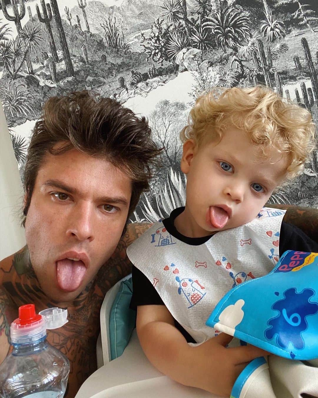 フェデスさんのインスタグラム写真 - (フェデスInstagram)「My little punk rocker 🤘🏻」7月15日 19時41分 - fedez