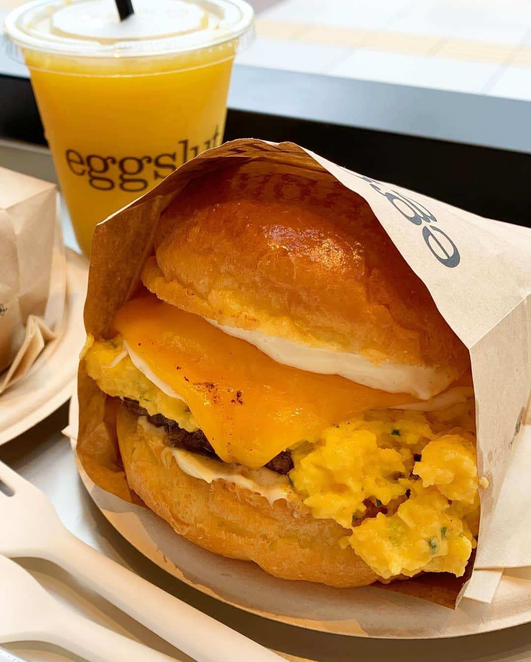 眞白ありすさんのインスタグラム写真 - (眞白ありすInstagram)「友達と新宿でハンバーガー食べてきたよ♡  アメリカ行った時食べて美味しかったから行こうって言われて連れてきてもらったの！  ふわっふわのスクランブルエッグがとっても美味しかったよ🥺  最近食べてばかりな気がする😂   #foodiehk #eggslutjpn #eggslut #エッグスラット #究極のエッグサンド #egglovers #eggsontheregs #ハンバーガー #エッグサンド #エッグハンバーガー #パンスタグラム #カフェスタグラム #デリスタグラマー #カフェスタグラマー #カフェ好きな人と繋がりたい #写真好きな人た繋がりたい #カフェ巡り #東京カフェ巡り #東京カフェ #東京グルメ #東京ハンバーガー #東京ランチ #新宿 #新宿カフェ #新宿グルメ #新宿ランチ #エッグスラット #新宿サザンテラス」7月15日 19時47分 - alice.ee1010