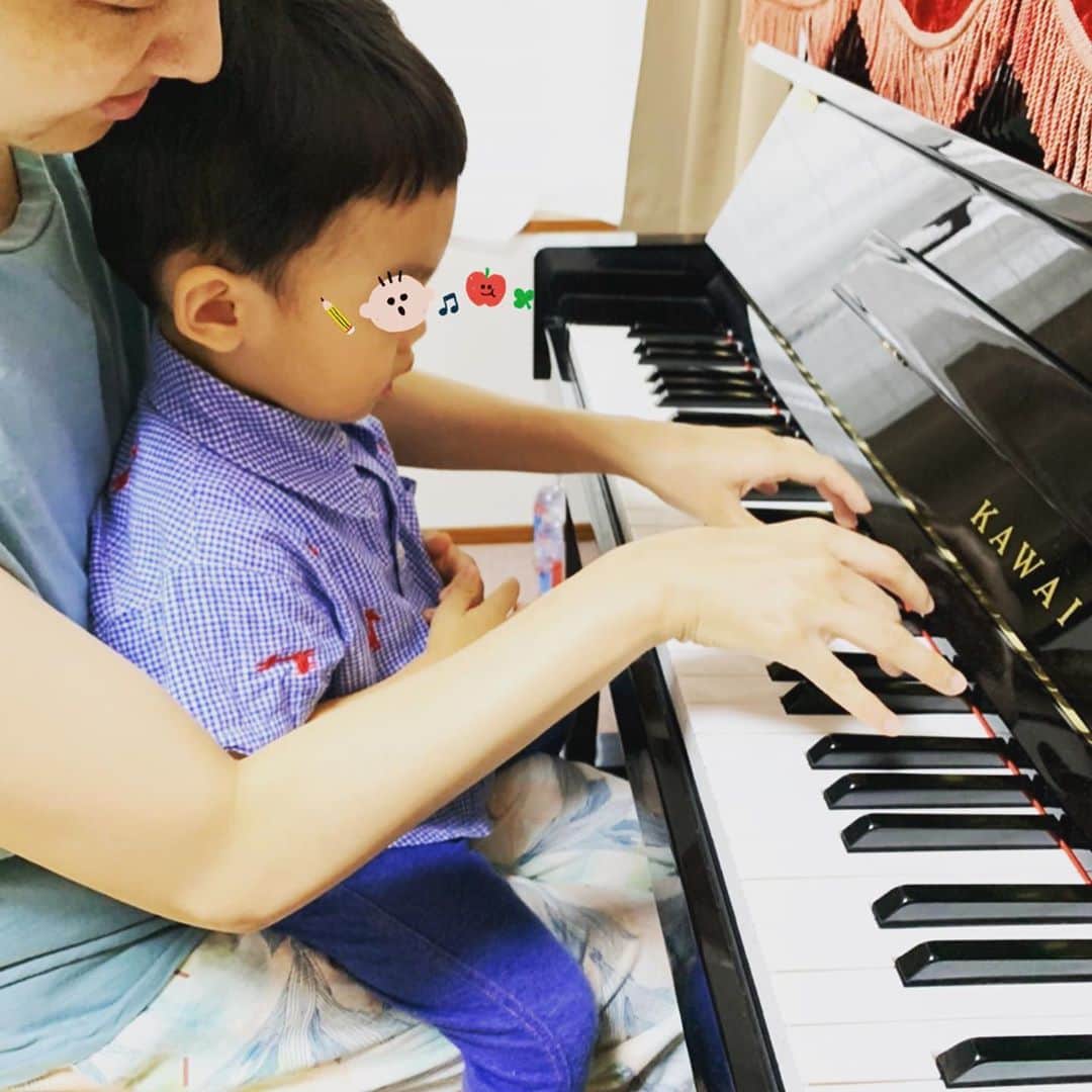 百千糸さんのインスタグラム写真 - (百千糸Instagram)「ピアノ🎹  ママはピアノを弾くのがあまり好きじゃないからピアノの先生にはなれないけど、鍵盤の叩いて楽しむべし！笑」7月15日 19時43分 - junko_ichida