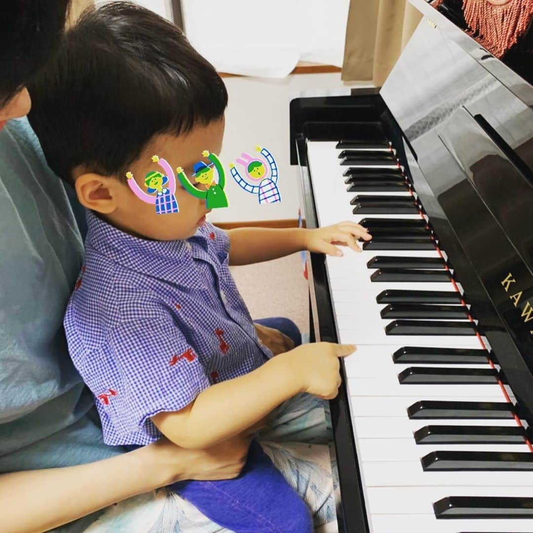 百千糸さんのインスタグラム写真 - (百千糸Instagram)「ピアノ🎹  ママはピアノを弾くのがあまり好きじゃないからピアノの先生にはなれないけど、鍵盤の叩いて楽しむべし！笑」7月15日 19時43分 - junko_ichida