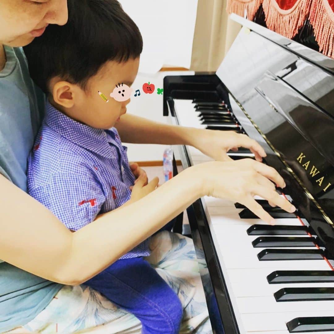 百千糸のインスタグラム：「ピアノ🎹  ママはピアノを弾くのがあまり好きじゃないからピアノの先生にはなれないけど、鍵盤の叩いて楽しむべし！笑」