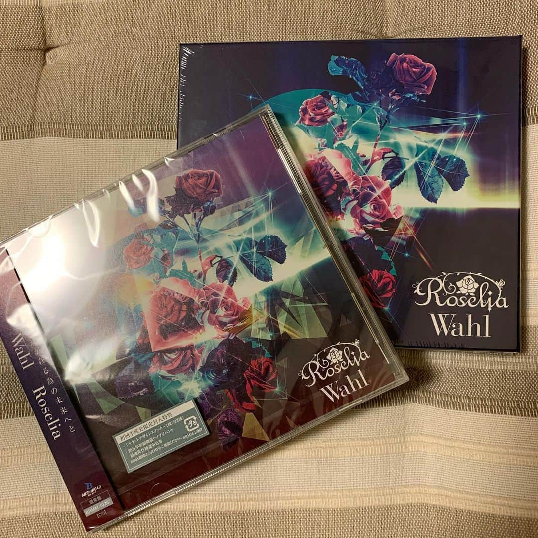 志崎樺音さんのインスタグラム写真 - (志崎樺音Instagram)「Roselia  2nd Album「Wahl」 オリコンデイリーアルバムランキング3位。 有難うございます🌹  #roselia  #wahl」7月15日 19時49分 - kshizaki_official