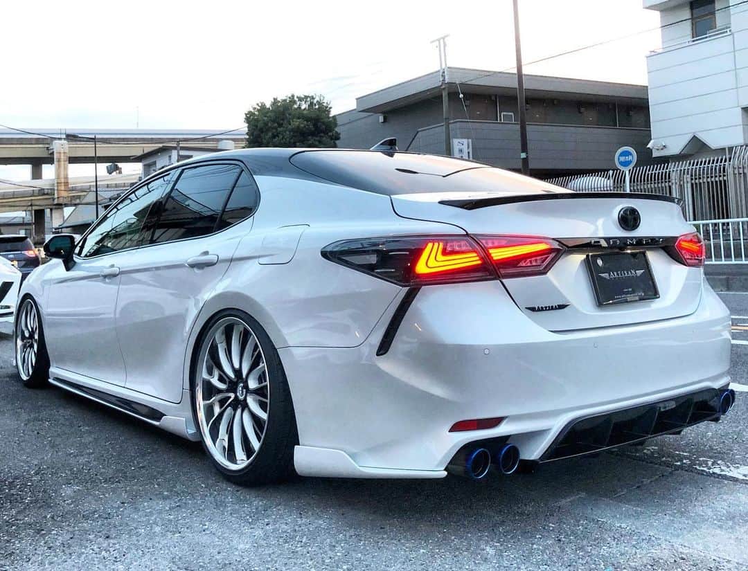 のインスタグラム：「TOYOTA CAMRY  Owner : @char_you_bunbun_owata_1  Model code : DAA-AXVH70 : 2018.8〜  Bodykit: ARTISAN SPIRITS : SPORTS LINE BLACK LABEL @ARTISAN_SPIRITS  Wheel : WORK SCHWERT SC5  contact : www.artisanspirits.co.jp  USA : #evasivemotorsports #butlertire #ravspecjdm  Canada : #advanced_auto_performance  #ottoautoservice  Taiwan : #車庫小舗  Hong kong : #nigeljdmparts  Russia : #suvproject  Indonesia : #premierautowerkz  Philippine : #jworksunlimited  Bahrain : #kanooperformance  Saudi Arabia : #ksawheels Kazakhstan : #ksawheels Riyadh : #ksawheels ＿  #artisanspirits #artisan #アーティシャンスピリッツ#アーティシャン #toyota #toyotacamry #camry  #camry70 #70camry #camryws #camryclub #toyotagram #トヨタ #カムリ #トヨタカムリ #カムリスポーツ #カムリ70 #ちゃムリ」