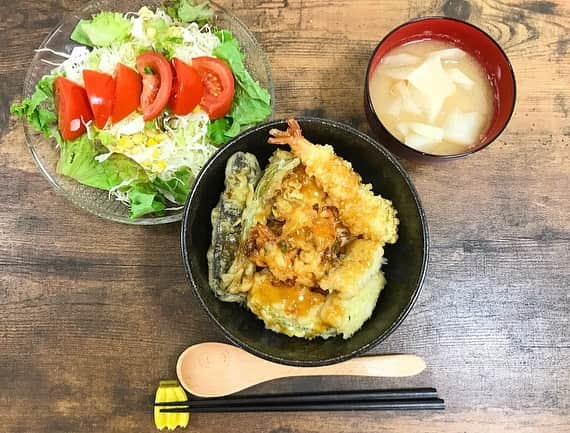 千眼美子のインスタグラム：「・ てんどーん！ ガパオライス！ カレー！ 焼きそば！ どーん🏔 どーん🍚 #自炊 #the炊 #手作り  #ごはん #夕飯 #千眼美子公式LINEBLOG #和食 #アジアン料理  #カレー #焼きそば」