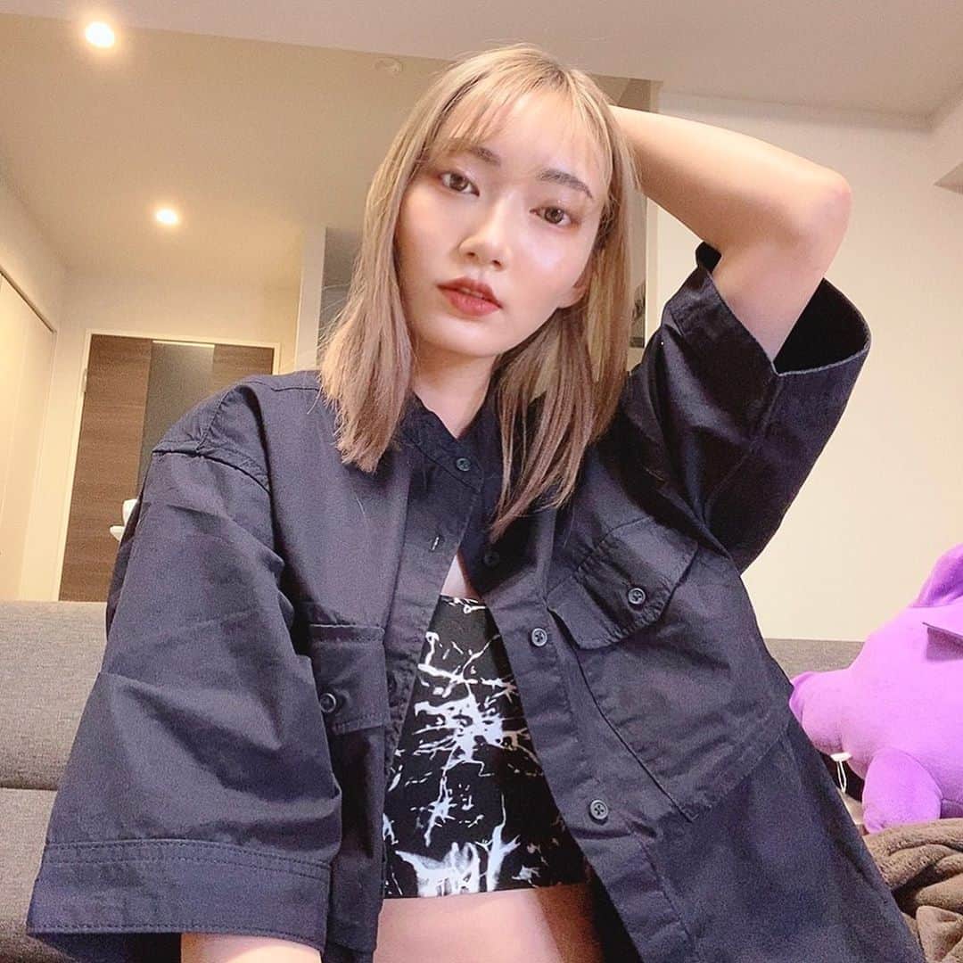 ゆりのインスタグラム：「髪色がだいぶ明るくなってきたのでちょっと外したメンズライクなファッション。髪もストレートで強めにしました メンズシャツをあえて大きめに着て、第1ボタンだけ閉めるスタイリングするとダンサーっぽいよって前ワタルに教えてもらったの。 #gu_for_all  #GUstyle #gupr #メンズシャツ #ルーズフィットスタンドカラーシャツ」