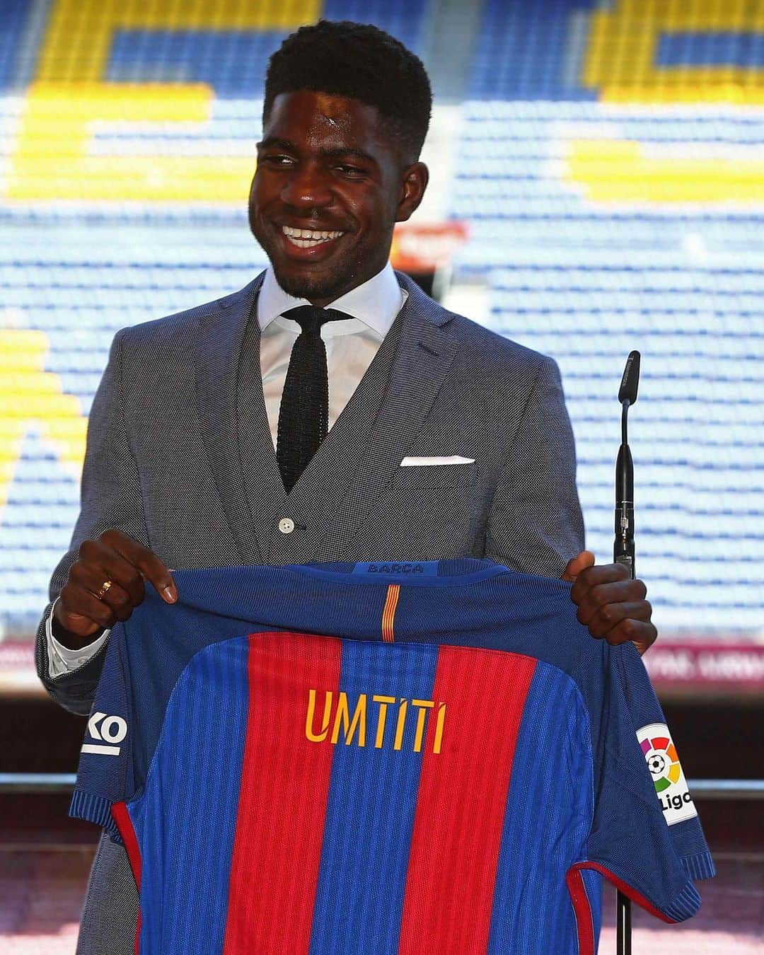 LFPさんのインスタグラム写真 - (LFPInstagram)「💙 15/07/2016 ❤️ 🙌🏻🇫🇷🙌🏻 4️⃣ years since @samumtiti was unveiled at @fcbarcelona!  • 🙌🏻🇫🇷🙌🏻 ¡4️⃣ años de la presentación de Umtiti con el FC Barcelona!  • #Umtiti #Barça #OnThisDay #LaLigaSantander #LaLiga #LaLigaHistory」7月15日 20時00分 - laliga