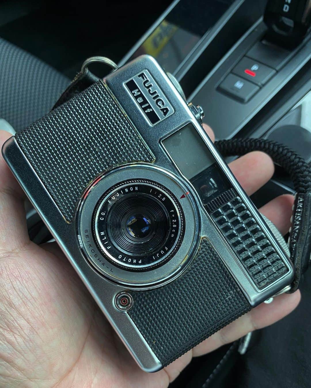 のインスタグラム：「程度のいいフジカのハーフカメラをゲットした。どんな仕上がりになるか楽しみ。暗いとこの撮影は難しいのかな？ハーフカメラ使ってる人で何かコツがあれば教えてください。  #fujica#fujicahalf#filmlife」
