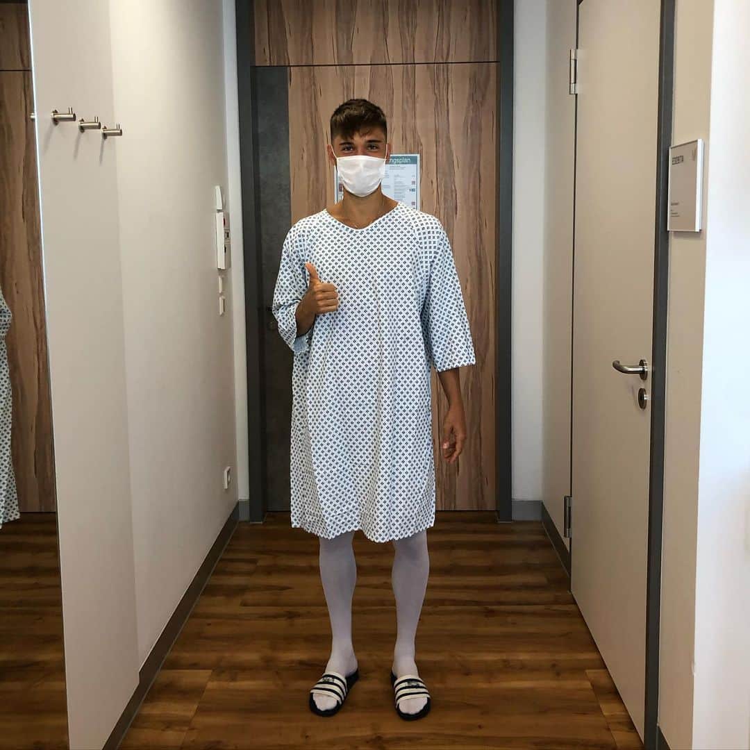 のインスタグラム：「Thx to the whole team in Munich and Dr. Muschaweck for the great treatment 👍☺️🙏 time for recovery and getting back to what we love ⚽️ #Munich #adiletten #recovery #motivation #rehab」