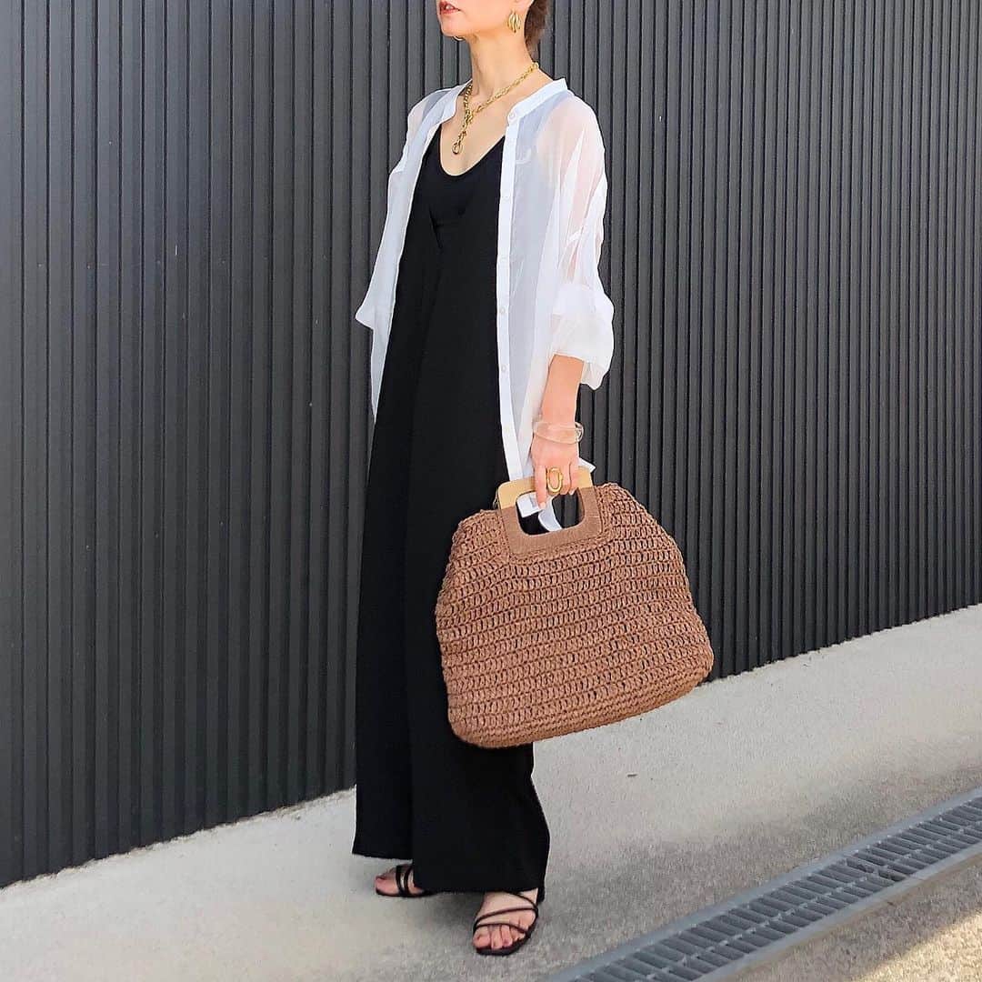 のインスタグラム：「7月15日(水) . . 今年はやたらシアーシャツを集めてしまう♡ ホワイトのシアーシャツは　@meloaccessorymaki ‪⸜‪‪☺︎‬⸝‬‪‪ プチプラなのにプチプラに見えない🥺 . sandal/#シューズ (I2123)：#神戸レタス @kobe_lettuce . . #kaumo_fashion #locari #ponte_fashion #mineby3mootd #mineプチプラ部 #おちびコーデ #おちびの輪 #低身長コーデ #平均身長コーデ #大人シンプルコーデ #アラフォーコーデ #155センチコーデ #大人カジュアルコーデきれいめコーデ #大人カジュアルファッション #ワントーンコーデ #ブラックコーデ #ボヤインフィニティ #スポサンコーデ #teba #シアーシャツコーデ #シアーシャツ #オールインワンコーデ」