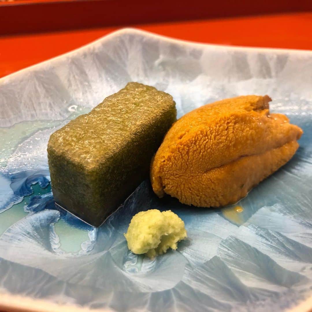 宇佐美進典さんのインスタグラム写真 - (宇佐美進典Instagram)「念願の天ぷらのくすのきさんへ。接客も料理も最高でした。最高の素材から美味しさをギュッと引き出してさっと揚げる。全然脂っこくないからどんどん食べれる。しかも天ぷら油を途中で新しいものに切り替える贅沢。シメは海老の味噌を使ったカレー&穴子天。いやー、美味しかった。　#天ぷら　#くすのき　#四ツ谷　#omakaseからの予約のみ」7月15日 20時17分 - usapon