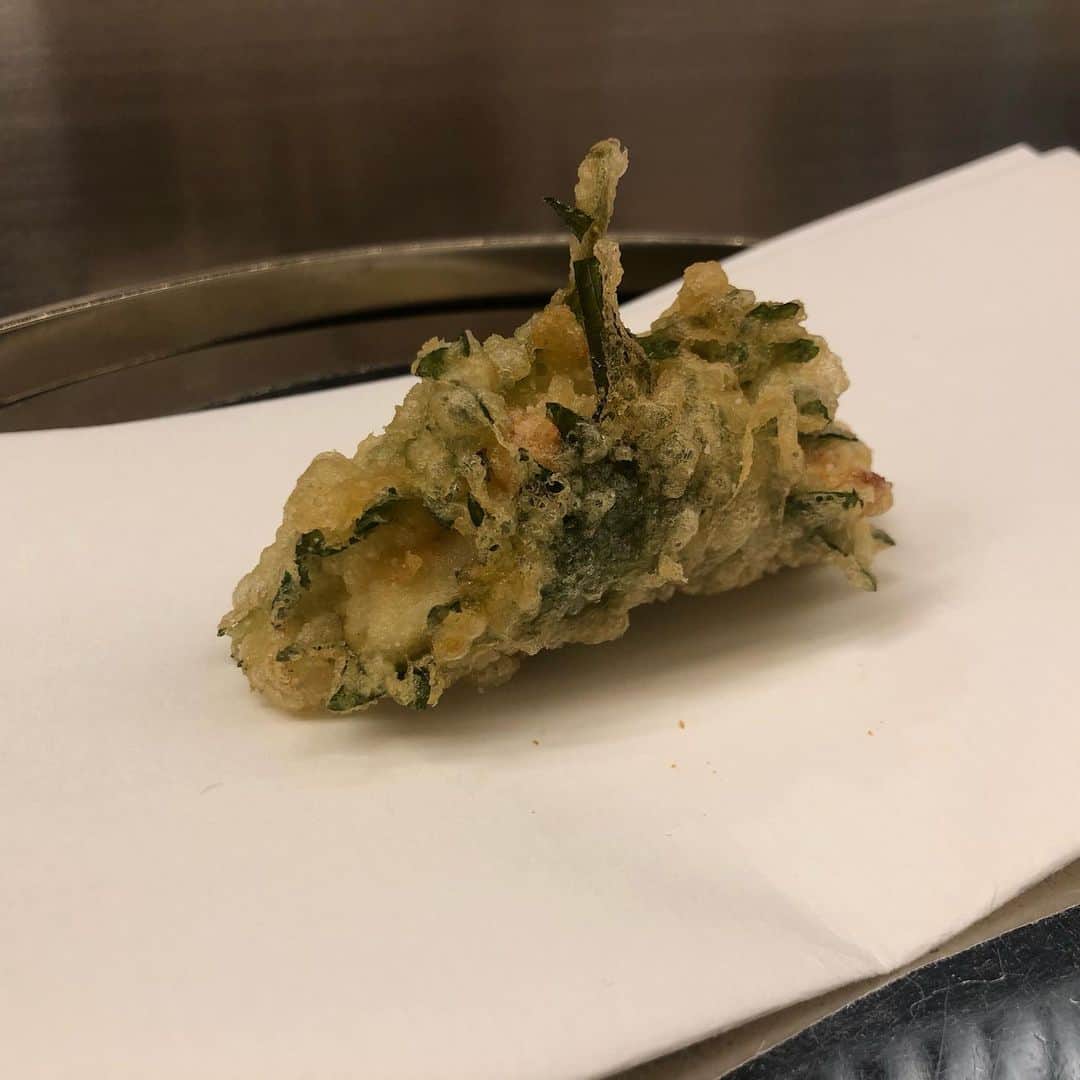 宇佐美進典さんのインスタグラム写真 - (宇佐美進典Instagram)「念願の天ぷらのくすのきさんへ。接客も料理も最高でした。最高の素材から美味しさをギュッと引き出してさっと揚げる。全然脂っこくないからどんどん食べれる。しかも天ぷら油を途中で新しいものに切り替える贅沢。シメは海老の味噌を使ったカレー&穴子天。いやー、美味しかった。　#天ぷら　#くすのき　#四ツ谷　#omakaseからの予約のみ」7月15日 20時17分 - usapon