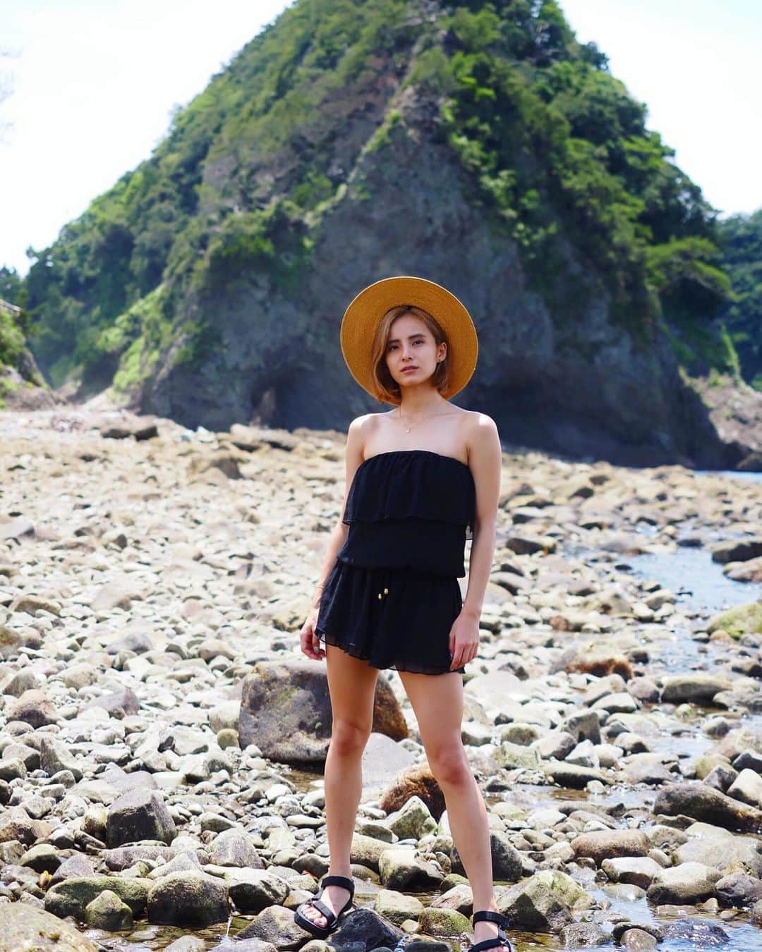佐野千晃のインスタグラム：「夏よ！﻿ ﻿ 早くこい！！！﻿ ﻿ Instagram LIVEのアンケートみんな答えてくれてありがとう🤤﻿ ﻿ 平日夜にお喋りライブをいつやろうか悩んでる🤤﻿ ﻿ #shooting #shoot #camera #salon #work #model #撮影 #写真 #写りだけは良い #仕事 #好き #仕事依頼 #受付 #作品撮り #作品撮りモデル #モデル #サロンモデル #カメラマンさん募集 #カメラマン #カメラマンさんと繋がりたい #作品どり」