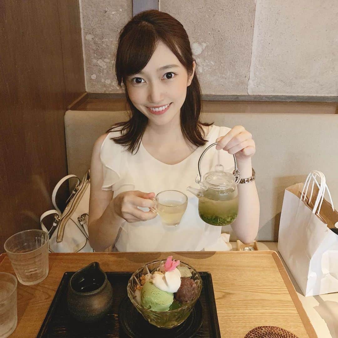 末井櫻子のインスタグラム：「． ． 抹茶×黒蜜=🤦🏻‍♀️💚でした！笑 ． ． ． 最近写真全く撮らないから なんか笑顔がぎこちない😹😹 ． ． ． #神楽坂 #神楽坂カフェ  #神楽坂茶寮  #東京カフェ #東京カフェ巡り」