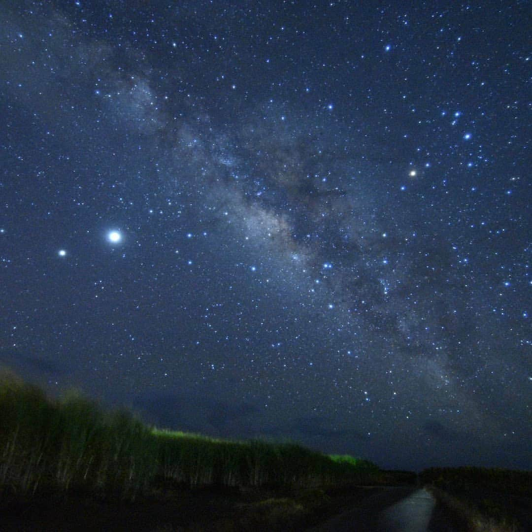 石垣シーサイドホテルのインスタグラム：「番外編2  波照間島の昨日の星空✨ 満天の星。星の多さに驚くこと間違いなし⭐️  #波照間島 #星空 #満天の星 #石垣シーサイドホテル  #okinawa #yaeyama #hateruma #starrysky」