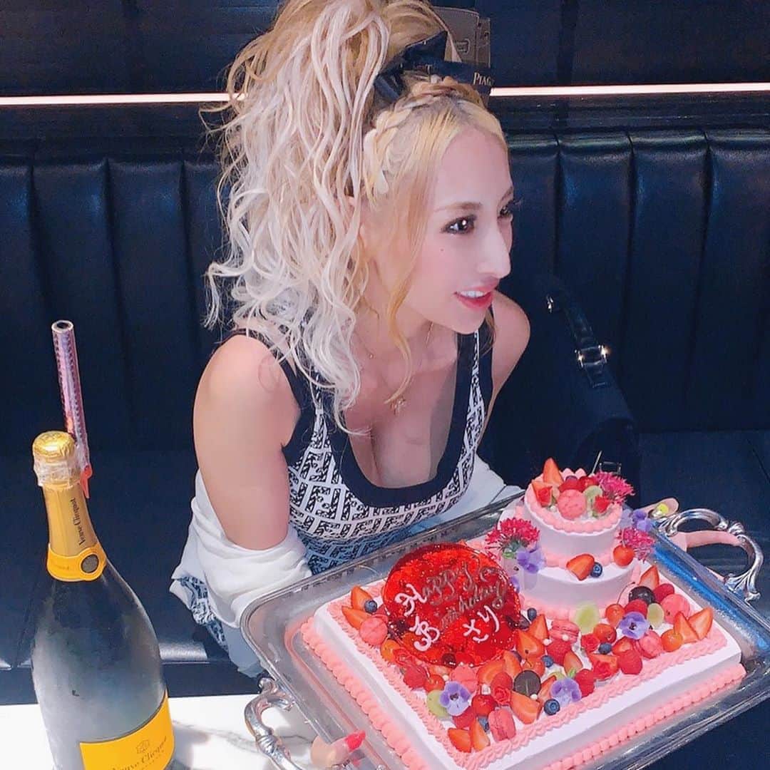 加藤紗里さんのインスタグラム写真 - (加藤紗里Instagram)「昨日の撮影終わりにまさかの、、、またまたサプライズ😭❤️ みんなありがとう❣️  #誕生日#ケーキありがとう」7月15日 20時30分 - katosari