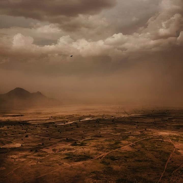 国境なき医師団さんのインスタグラム写真 - (国境なき医師団Instagram)「砂嵐が舞い、ロバが行き交うスーダンの小さな町。 . 住民たちは激化するダルフール紛争の中で襲撃を受け、荒廃した町からキャンプへ逃れました。復興の兆しが見え始め、国境なき医師団(MSF)は北ダルフール州タウィラでの活動を5月末に終了。これまでに、栄養失調児の治療や分娩の介助など、さまざまな医療援助を届けることができました。 ----------------- 13年間の活動ルポをウェブサイトに掲載しています。プロフィールのURLリンクからどうぞ→ @msf_japan . ----------------- © Juan Carlos Tomasi/MSF   #国境なき医師団 #MSF　　#医療 #スーダン　#ダルフール　#ロバ #アフリカ」7月15日 20時30分 - msf_japan