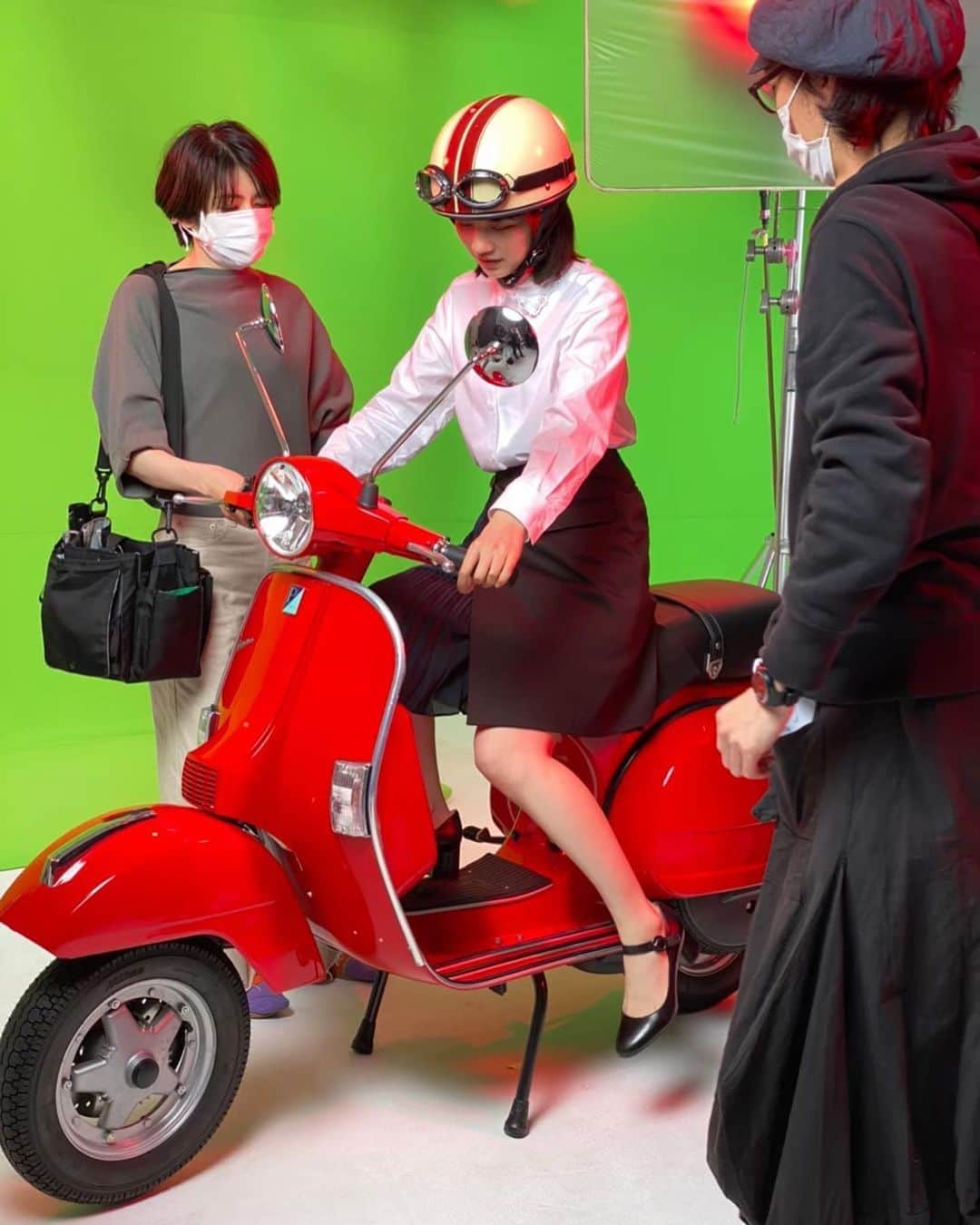 のん（能年玲奈）さんのインスタグラム写真 - (のん（能年玲奈）Instagram)「可愛いヘルメット、可愛い…これ、なんて車種？ #トラストグロース #CM」7月15日 20時26分 - non_kamo_ne