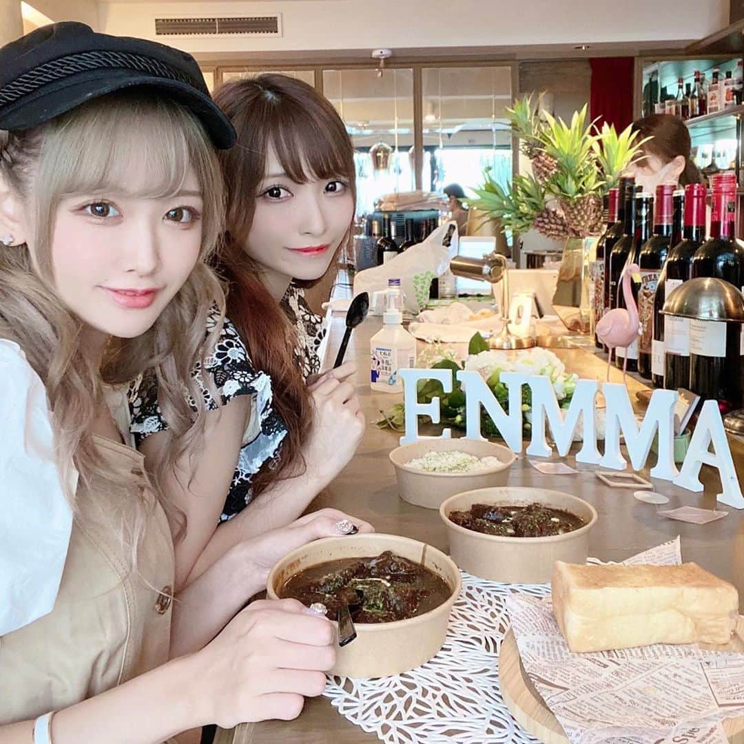 長嶋優里のインスタグラム：「♡ ． こないださきさんと国産牛タンシチュー食べたの🐮🍽 ゴロゴロお肉で美味しかった😋💓 ． 麻布十番にある『Ènmma』ってお店✨ ( @enmmabeefstew ) お昼は11:30-15:15で 今はテイクアウトとか ウーバーイーツでのデリバリーを メインでやってるみたい🛵 100円でカレースパイスが買えて それを入れるとカレーみたいになったよ🍛 私はそれがとても好みだったのでオススメ🥺 ． ． ． #牛タンビーフシチュー #牛タン #牛タンシチュー #港区グルメ #グルメ好きな人と繋がりたい #美食家 #ウーバーイーツ  #お持ち帰り #東京 #麻布十番 #Ènmma #エンマ #麻布十番グルメ #麻布十番ランチ #PR #UberEats #ランチ #Uber #Ènmma #エンマ #azabujuban #ビーフシチュー #六本木ランチ #六本木 #roppongi #グルメスタグラム #グルメ部 ． ♡」