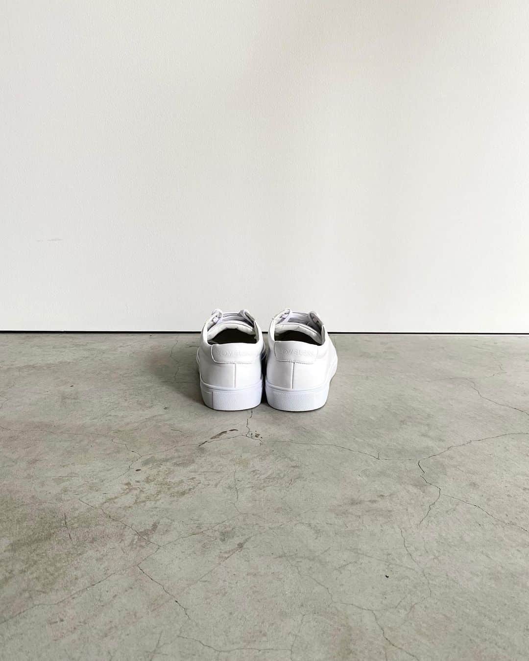 のインスタグラム：「. 『LOVELESS low-cut sneaker』  ミニマルで上品かつ高級感があるローカットスニーカーが新たに登場。 シルバー箔のロゴをプリントをサイドに加え、バックステーにはエンボスでロゴを表現した。  #loveless  #sneakers #minimal  #lowcutshoes #lowcutsneakers  #fashion #selectshop #trend﻿」