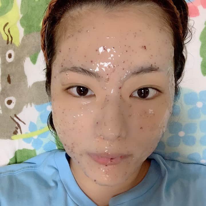 松尾幸実のインスタグラム：「今日のパック  23years old  AQUA BAB（アクアバブ）  大好きなモデリングマスク！その名の通り水分爆弾なパック。なんでこんなに艶々ふっくら仕上がるのか謎すぎる。 混ぜて使うパイビスカスパウダーは少し刺激があるので、肌の調子が良くない時は使わないコト  #パック　#フェイスパック」