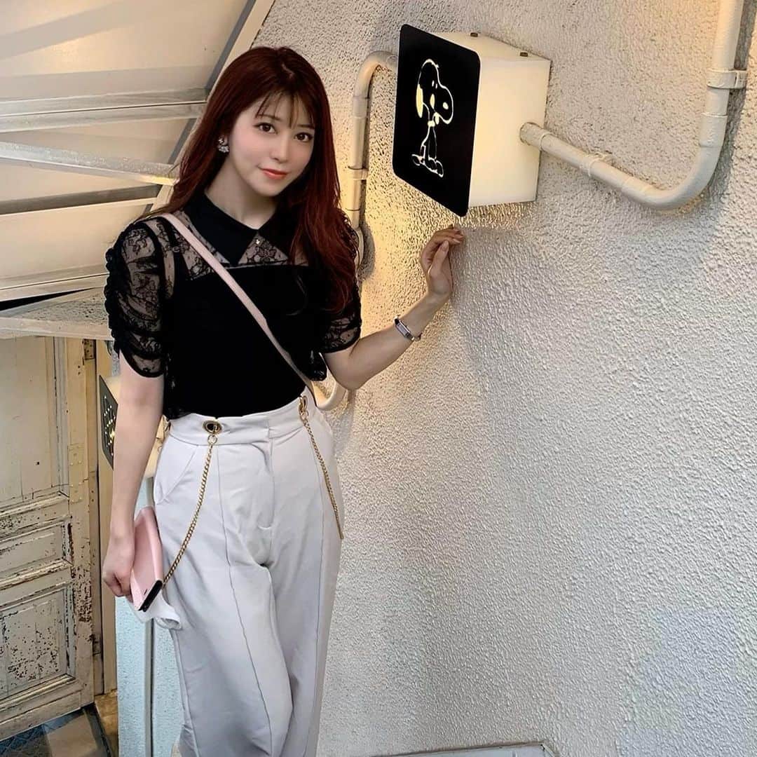 のインスタグラム：「． 　 　 前から気になってた 中目黒にあるピーナッツカフェへ💓 　  焼きマシュマロラテ可愛くて 美味しかったぁ☕️✨  1階はグッツ販売していて 2階はカフェになってるの🎶 　 　 スヌーピーに囲まれた癒しの空間💕」