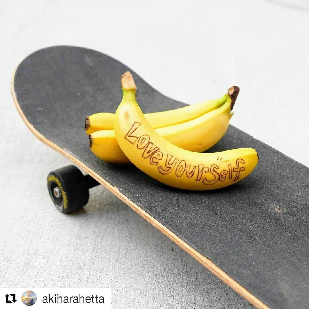 Dole_jp ドール ジャパンのインスタグラム：「ステキな投稿ありがとうございます。 . このキャンペーンを通して沢山の方々にバナナの美味しさとバナペンの楽しさを知って頂けたら嬉しいです☺️💕 . . . #Repost @akiharahetta (@get_repost) ・・・ 「バナナ🍌」 . バナナにメッセージが書けるバナペン🖊 . 数年前バナナに色々描いていたアキハラヘッタにピッタリのグッズです。 （知ってる人スゴい） . あの頃は爪楊枝で描いてたっけ🥺 道具は進化するのですね。 爪楊枝と違ってスルスル書けるよ。 めっちゃスムーズだよ。 . Dole @dole_jp さまからたくさんバナナをいただいたので、たくさん書くよ。 . #dolebananasmile #PR」
