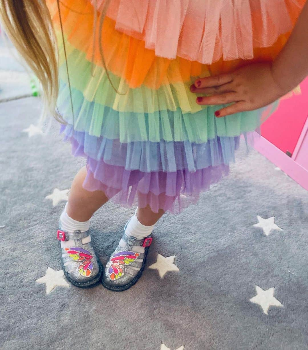 SOPHIA WEBSTERさんのインスタグラム写真 - (SOPHIA WEBSTERInstagram)「My favourite summer shoes for my girls! 🦋🍓 ⁣ ⁣ You will need to be quick if you want to join the rainbow party 🌈✨ ⁣⁣ ⁣⁣ #SophiaWebster  #SophiaWebsterMini」7月15日 20時33分 - sophiawebster