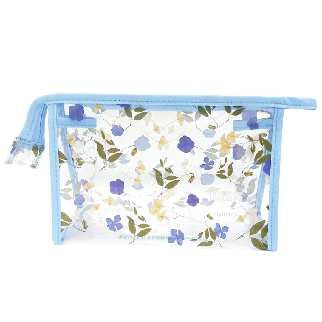 planticaさんのインスタグラム写真 - (planticaInstagram)「It can be used as a make-up bag, as well as for daily use items such as contact lenses and disinfectant/storage items.👀 It's a compact size, with an iconic plantica floral pattern, and a vinyl version. This product is perfect for summer.🤩 ﻿ Product Details ;﻿ Size: Height 13.7cm x width 20.6cm x width 7.9cm﻿ Material: Transparent vinyl ﻿ The blue pouch designed with hydrangea, delphinium and eustoma is a cool summer Image.﻿💠 ﻿ The Pink designed with cherry blossoms, alstroemeria, sedum, maquinoi, oleander and eucalyptus is a gorgeous and feminine image.﻿🌸 ﻿ The Green designed with Daisy and Mimosa is a natural Image.﻿🌼 ﻿ Conditions for Novelty ;﻿ For customers who visit one of the approximately 3,000 Bausch + Lomb stores in Taiwan and purchase products at least RMB 1,299.﻿ ﻿ Duration : July 1, 2020 - August 31, 2020﻿ Stores : Bausch + Lomb chain of stores (仁愛眼鏡、小林眼鏡、寶島眼鏡、得恩堂眼鏡etc..)﻿ ﻿ ———————﻿ 可以作為化妝包使用，也可以裝隱形眼鏡、消毒液/收納物品等日常使用物品。👀 體積小巧，標誌性的植物花卉圖案，還有乙烯基版。這款產品非常適合夏天使用。﻿🤩 ﻿ 產品詳情 ;﻿ 尺寸：高13.7cm×寬20.6cm×寬7.9cm。﻿ 產品材質 透明乙烯基材料﻿ ﻿ 繡球花、三角梅、桔梗設計的藍色小袋，是夏日清涼的形象。﻿💠 ﻿ 櫻花、金銀花、沉香、馬齒莧、夾竹桃、桉樹的粉色設計，是一個華麗的女性形象。﻿🌸 ﻿ 菊花和含羞草設計的粉紅色是一個自然的形象。﻿🌼 ﻿ 新奇的條件。﻿ 凡於台灣約3,000家Bausch + Lomb專賣店購買產品滿人民幣1,299元者，即可獲得此優惠。﻿ ﻿ 活動期限 : 2020年7月1日至2020年8月31日﻿ 店舖: 仁愛眼鏡、小林眼鏡、寶島眼鏡、得恩堂眼鏡等連鎖店。﻿ ﻿ ———————﻿ #博士倫 #LACELLE #bauschlomb #plantica #プランティカ #🇹🇼 #🇰🇷 #🇯🇵」7月15日 20時35分 - plantica_jp