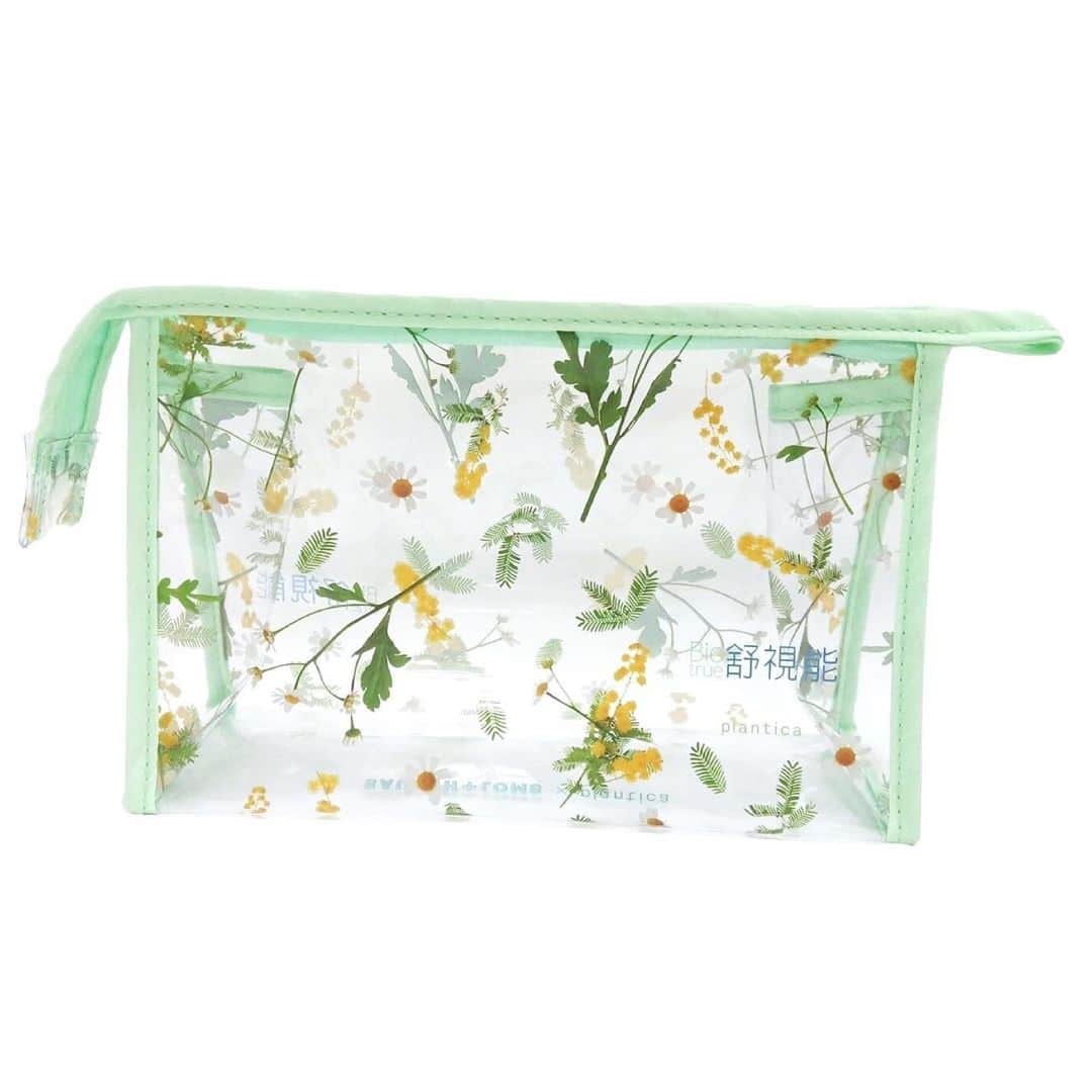 planticaさんのインスタグラム写真 - (planticaInstagram)「It can be used as a make-up bag, as well as for daily use items such as contact lenses and disinfectant/storage items.👀 It's a compact size, with an iconic plantica floral pattern, and a vinyl version. This product is perfect for summer.🤩 ﻿ Product Details ;﻿ Size: Height 13.7cm x width 20.6cm x width 7.9cm﻿ Material: Transparent vinyl ﻿ The blue pouch designed with hydrangea, delphinium and eustoma is a cool summer Image.﻿💠 ﻿ The Pink designed with cherry blossoms, alstroemeria, sedum, maquinoi, oleander and eucalyptus is a gorgeous and feminine image.﻿🌸 ﻿ The Green designed with Daisy and Mimosa is a natural Image.﻿🌼 ﻿ Conditions for Novelty ;﻿ For customers who visit one of the approximately 3,000 Bausch + Lomb stores in Taiwan and purchase products at least RMB 1,299.﻿ ﻿ Duration : July 1, 2020 - August 31, 2020﻿ Stores : Bausch + Lomb chain of stores (仁愛眼鏡、小林眼鏡、寶島眼鏡、得恩堂眼鏡etc..)﻿ ﻿ ———————﻿ 可以作為化妝包使用，也可以裝隱形眼鏡、消毒液/收納物品等日常使用物品。👀 體積小巧，標誌性的植物花卉圖案，還有乙烯基版。這款產品非常適合夏天使用。﻿🤩 ﻿ 產品詳情 ;﻿ 尺寸：高13.7cm×寬20.6cm×寬7.9cm。﻿ 產品材質 透明乙烯基材料﻿ ﻿ 繡球花、三角梅、桔梗設計的藍色小袋，是夏日清涼的形象。﻿💠 ﻿ 櫻花、金銀花、沉香、馬齒莧、夾竹桃、桉樹的粉色設計，是一個華麗的女性形象。﻿🌸 ﻿ 菊花和含羞草設計的粉紅色是一個自然的形象。﻿🌼 ﻿ 新奇的條件。﻿ 凡於台灣約3,000家Bausch + Lomb專賣店購買產品滿人民幣1,299元者，即可獲得此優惠。﻿ ﻿ 活動期限 : 2020年7月1日至2020年8月31日﻿ 店舖: 仁愛眼鏡、小林眼鏡、寶島眼鏡、得恩堂眼鏡等連鎖店。﻿ ﻿ ———————﻿ #博士倫 #LACELLE #bauschlomb #plantica #プランティカ #🇹🇼 #🇰🇷 #🇯🇵」7月15日 20時35分 - plantica_jp