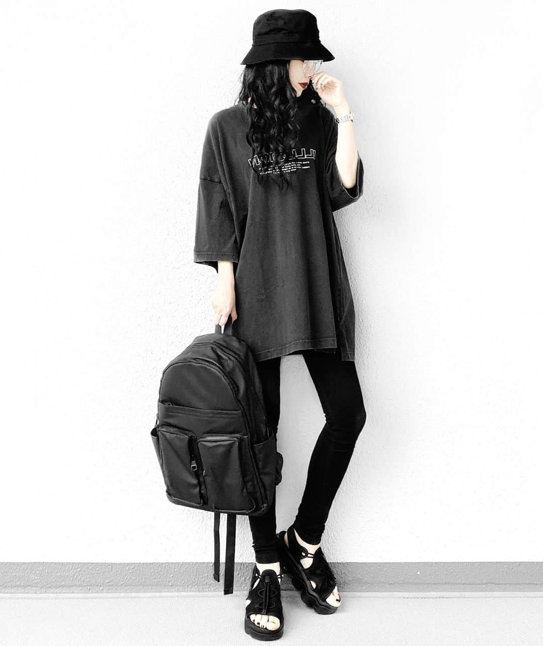 lve_xxxxのインスタグラム：「.﻿ .﻿ ALL BLACK 🎱﻿ ﻿ ﾌﾟﾁﾌﾟﾗ @gu_global tee﻿ めっちゃ着てる﻿ ﻿ お値段分は着たと思う件。﻿ (お安かったけどな😂)﻿ ﻿ ﻿ ｺｰﾃﾞｱｲﾃﾑ詳細は﻿ WEARをご覧くださいませ。﻿ ﻿ WEAR ： lvexxxx ﻿ 💻 https://wear.jp/sp/lvexxxx/﻿ ﻿ －－－－－－－－－－－－－－－－－－﻿ ﻿ 📢ｺﾒﾝﾄ頂ける際は、﻿ 最新投稿にお願い致します。﻿ ﻿ 過去投稿に頂いた際、気がつかない事もあり﻿ お返事致しかねる場合が御座います🙇‍♀ ️﻿ ﻿ ﻿」