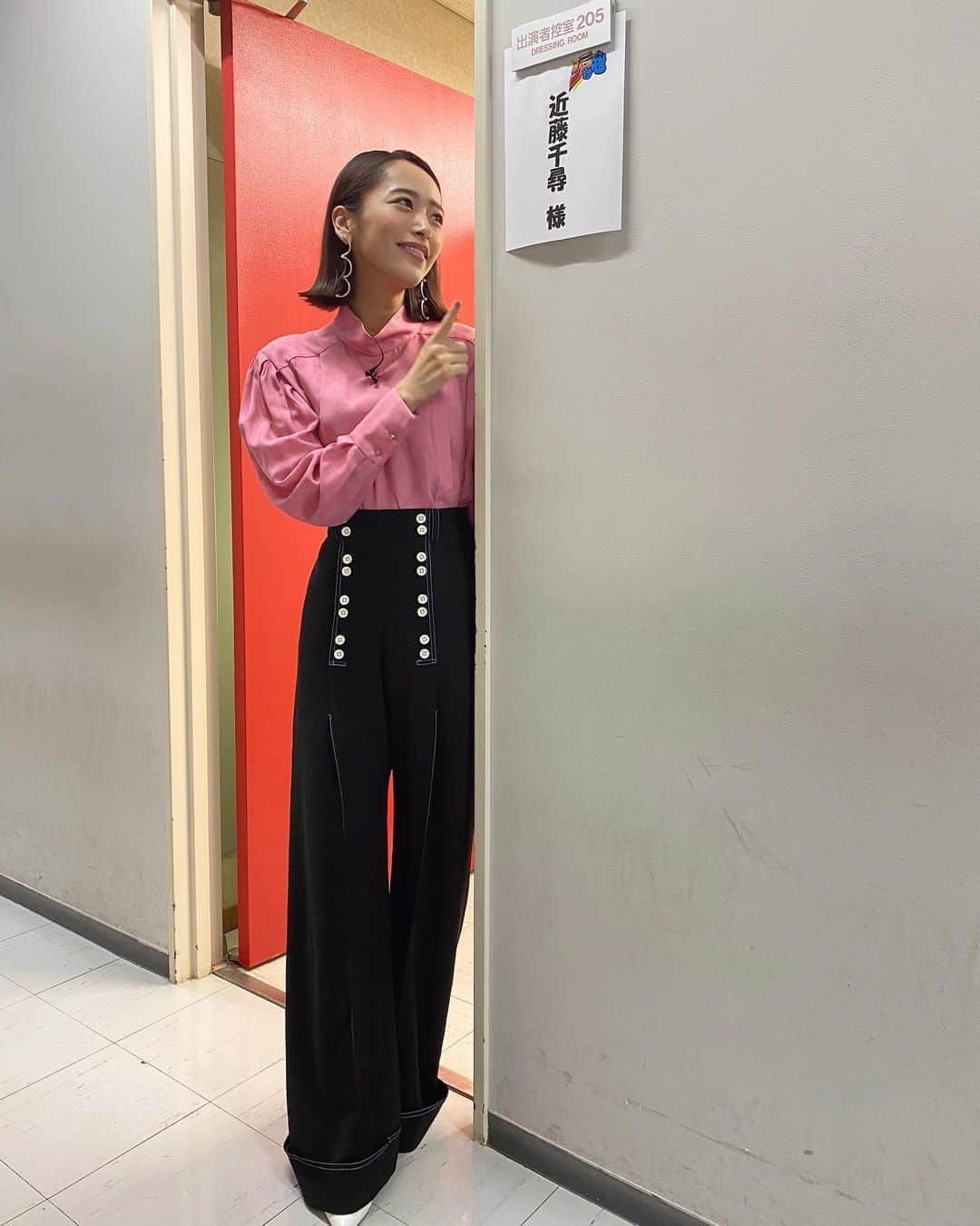 近藤千尋のインスタグラム：「くるくるピアス可愛かったなぁ🎶🙂 今日は収録dayでした📺💓 ピンクのお衣装だったので 髪型は辛口に。。👌🏻 @kikku726  ありがとうっ😚 #ジャニ勉 #収録 #衣装 @somnium_22  @eauseenon_official  @leurlogetteofficial  @dianashoespress」