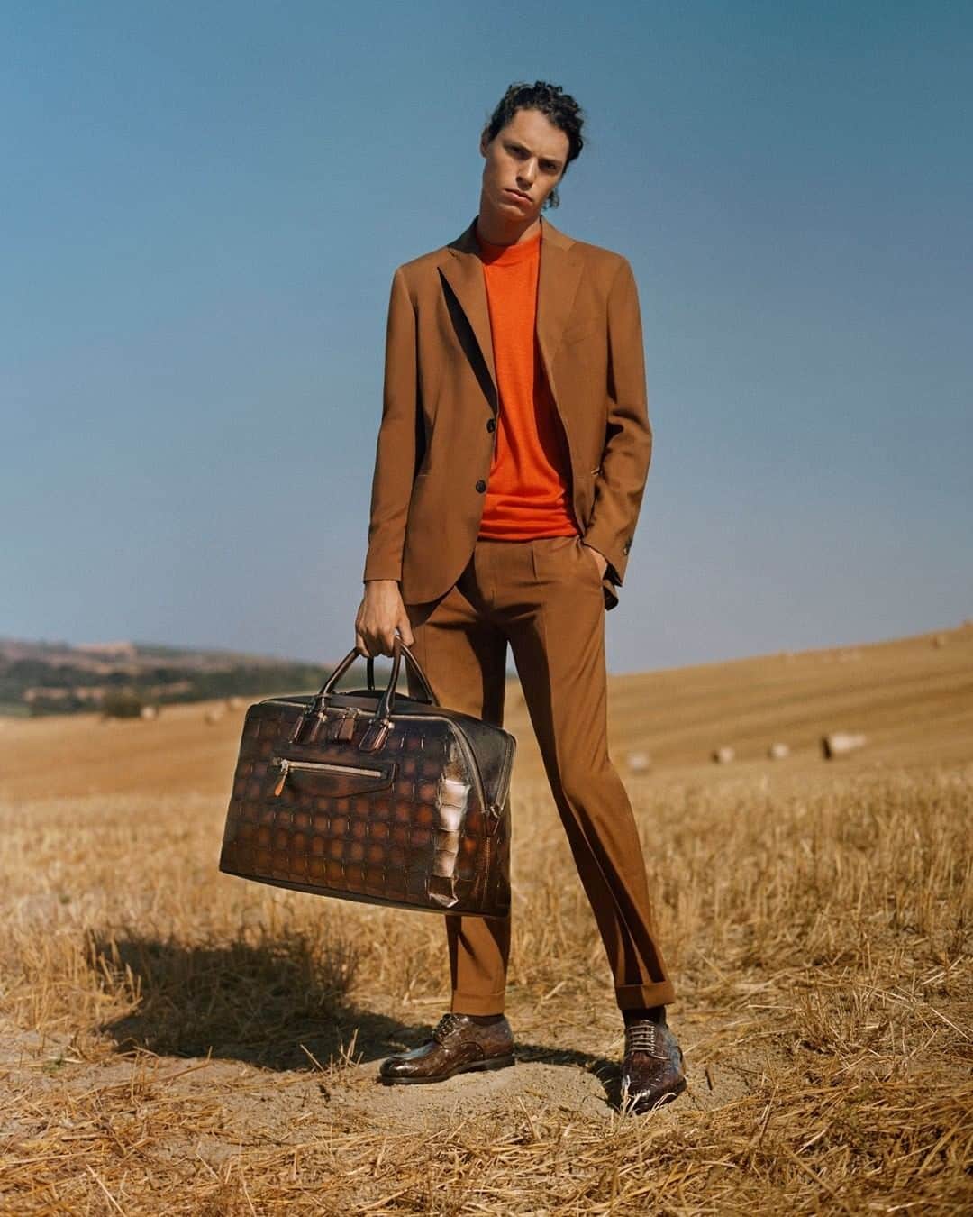 サントーニのインスタグラム：「. “Origini”. Seeking inspiration from the colours of the land for our new SS21 collection. Introducing TRAMA®: the modern highlight of Santoni’s distinctive craftsmanship.   Creative direction: @socialriseofficial  Photography: @andymassaccesi  Styling: @alessiavanini   #Santoni #SantoniSS21 #mfw #MilanDigitalFashionWeek #makersofbeauty」