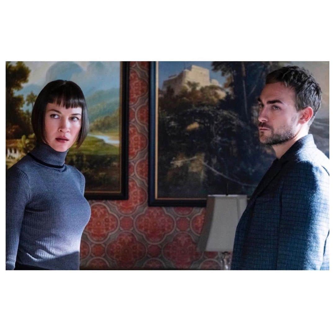 トム・オースティンのインスタグラム：「OFFICIAL HELSTROM FIRST LOOK  Daimon Helstrom pictured with lamp. (and sister Ana)  Coming to @hulu October 2020. #helstrom 🔥」