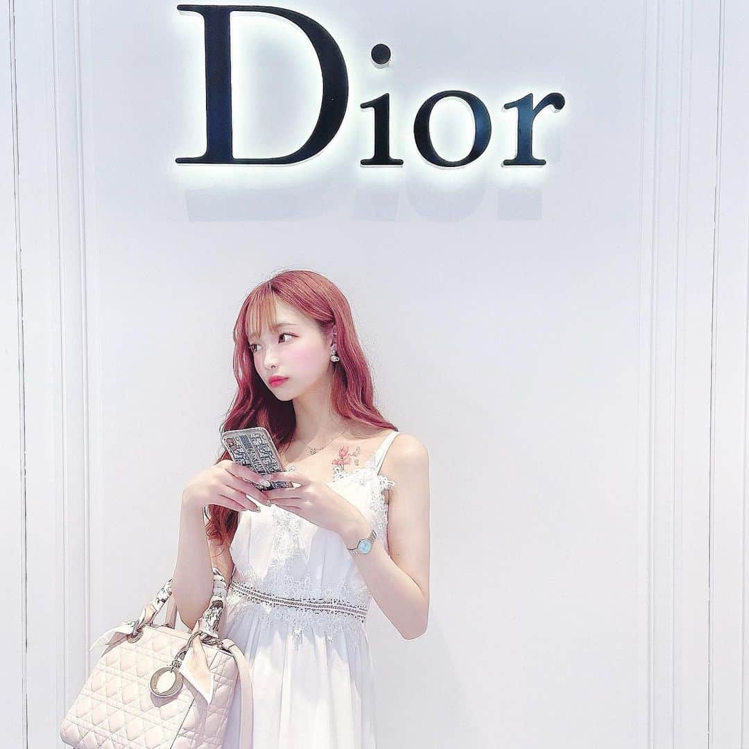 あやちゃんさんのインスタグラム写真 - (あやちゃんInstagram)「Diorのバッグをイメージして デザインしてもらったキラキラiPhoneケース🤍 こだわったオーダーにも対応してもらって感謝です🥺✨ @super_deco_shop33 🦋 ここでの注文は3個目💗💗 配送も早いしプレゼントにも絶対喜ばれること間違いなし🥰 #ディオール #ディオールバッグ #レディディオール #iphoneケース #iPhoneカバー #デコケース #デコ電 #ホワイトコーデ #デコケースオーダー #オーダーメイド #銀座カフェ #ginzasix #caseiphone #ladydior  #dior #diorbag」7月15日 20時50分 - aya.you.love.r