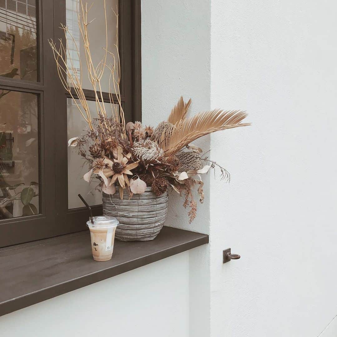 yuiさんのインスタグラム写真 - (yuiInstagram)「almond latte . ディカフェのアーモンドラテをテイクアウト。 そんなに混んでないお店ならそろそろカフェデビュー👶🏻してもいいかなぁと思ってたけど、大阪も感染者が少し増えてきたし、イートインはもう少しお預けかな...」7月15日 20時51分 - __yyvvii