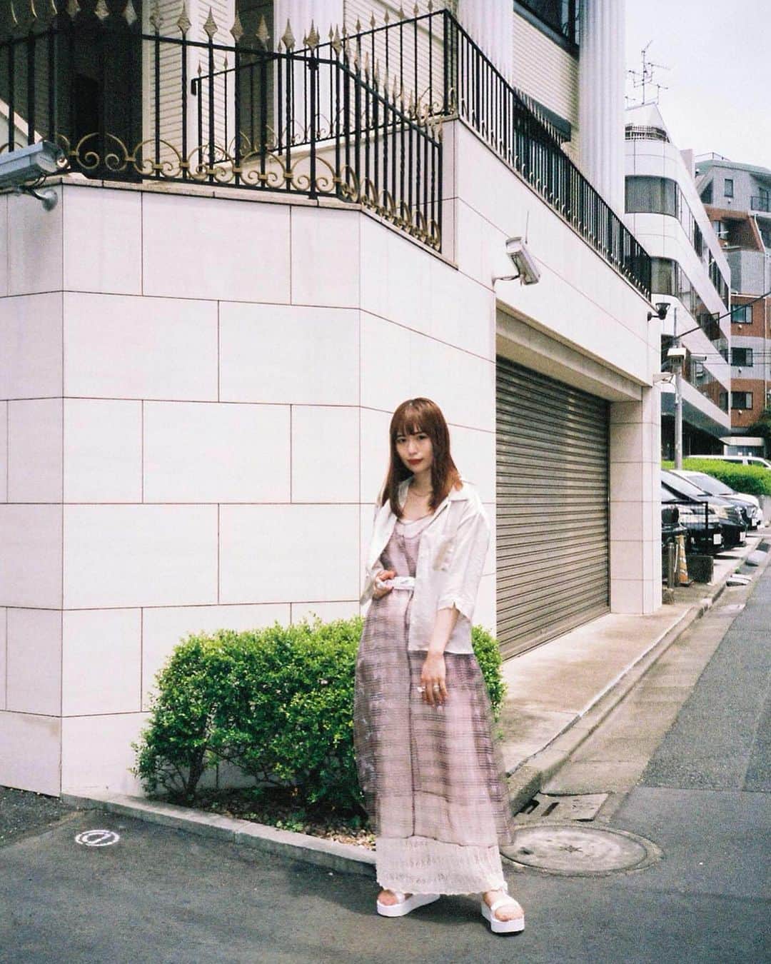 菅野梓のインスタグラム：「.﻿ 白のスポサンはなんでも合う❤︎﻿ @b___mag ﻿ . .﻿ 【My favorite summer sandals】﻿ https://www.beams.co.jp/special/b_mag/hello_newme/2672/﻿ ﻿ #b___mag #beams #raybeams #teva #sawatakai #muse #kannofuku #ビームス #サンダル」