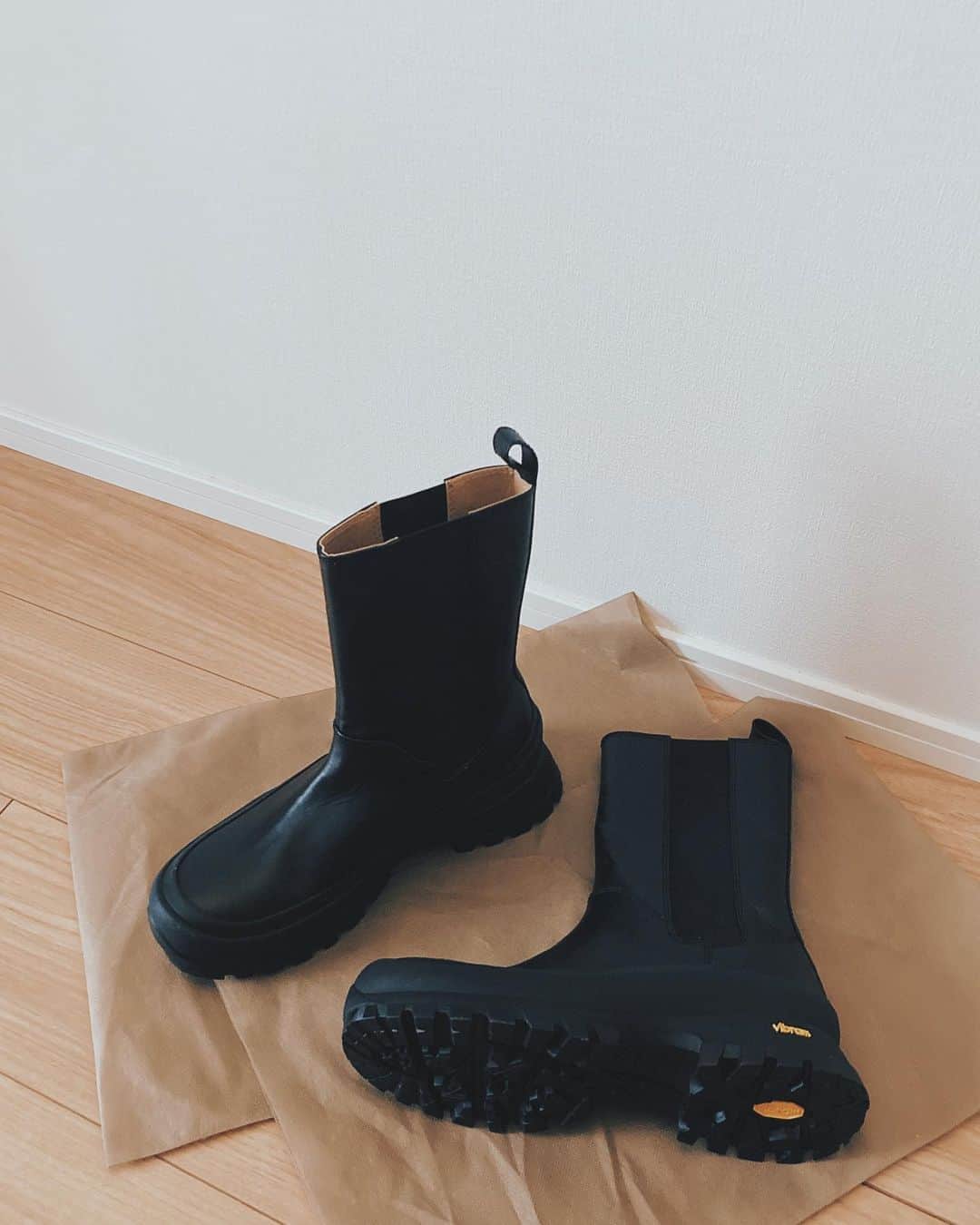 小林ようのインスタグラム：「梅雨明けを目前にしてようやく好みのレインシューズを発見した。 本当はベージュの方により心惹かれたけど。 . #rainboots #blackboots #vibram #snidel #fashion #tokyo」