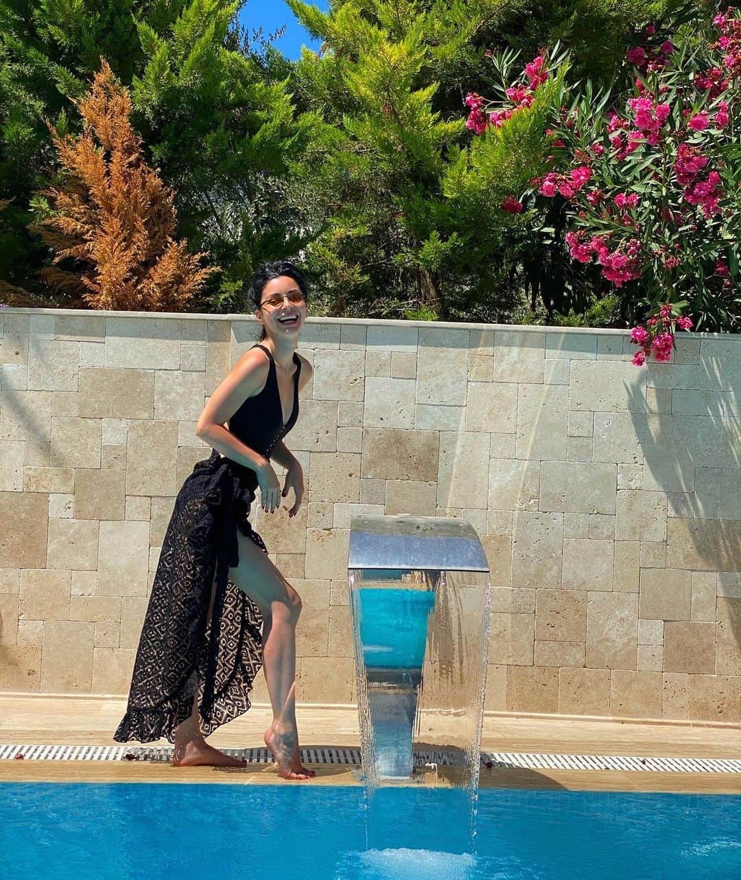 Merve Boluğurのインスタグラム：「Güzelliğimin zekatını verdim😎」