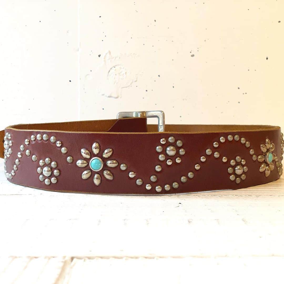 のインスタグラム：「HTC Belt #125 Turquoise.  HTCを代表する名作モデルです。  #standardcalifornia #スタンダードカリフォルニア #htc #hollywoodtradingcompany #california #カリフォルニア #studsbelt #スタッズベルト#belt #ベルト#Turquoise#ターコイズ#fashion #ファッション」