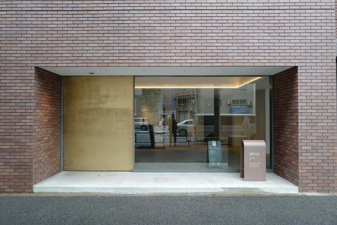 石井輝明さんのインスタグラム写真 - (石井輝明Instagram)「馬喰町。 今日はブランドの打ち合わせしてきました。 あー次のも楽しみ。 まだ先だけど。  #abno #cafe #coffee #カフェ #東京カフェ #馬喰町カフェ #カフェ芸人 #すごい素敵なカフェでした #感染症対策もバッチリ #ブランドのTシャツたくさん購入していただいてありがとうございます #しかもまだ毎日じりじり売れてるらしくてそれが嬉しい #楽しみがいっぱい #ありがたい」7月15日 20時58分 - comandanteishii
