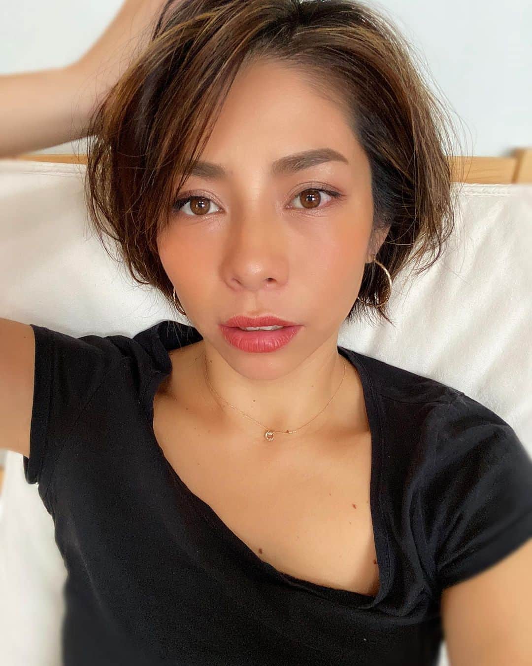 齋藤美波のインスタグラム：「🤎🤎🤎 #肌事情 ・ 夏になるとある程度肌が黒くなる私👩🏽 冬は白いから一年通して使ってる ファンデがあるんだけど、夏になると 毎年顔だけ白くなるのよ。笑 そこで！ あたしのモデル友達周りでも実際に 使ってていいって言われてた @asitiscosmeticsjapan の ファンデーション 使ってみたら...🤎 ・ サンタンクリームは コンシーラー,クリームハイライトとしても 可能なオールインワンBBクリーム なんだって😳 ・ ウォータープルーフでSPF15も入ってて フェアトレードによるシアバターも 配合されてるみたいだから保湿効果抜群なの！ これは使ってみて本当に実感する😳 しかも、厚塗りをしなくても薄くでも しっかりシミシワカバーしてくれて私の味方🥺 ・ セットで頼んだもう一つは 2WAYパウダーファンデーション！ （ファンデーションまたはシェーディング,ブロンザーとして使用可能） ・ これがもう優秀👏🏾👏🏾 私究極な乾燥肌でファンデ塗って パウダーすると時間経っても だいたいそのままマットから乾燥してく感じになるのね。 私としては素肌感のあるツヤが欲しいんだけど その願いを叶えてくれたのがコレ😭👏🏾 ・ パール配合されてるから （フラッシュを当てて見ると粒子の細かいパールがキラキラする✨） 全体的に塗るとツヤが出る+しっかりカバーしてくれるから マットだけどツヤがしっかりあるって感じ！！ そして乾燥しないで夜まで潤いある感じになってるの。 しかも肌が綺麗に見える🥺✨ コレは本当に感動、、、 ・ 匂いはフローラルだから それはもう、、 ナチュラルヘルシーガールな気分よ🤣♥️ ・ 色は白肌〜黒肌まで行ける 3色展開 （Shining beach: 明 Sunrise: 中 Paradise: 暗） あるみたいだよっ❣️ ・ わたしはクリームもパウダーも "Sunrise"にしました🌞 ・ どの肌にも馴染むファンデ見つけて 嬉しい限り〜🥰 ・ しかも今月から定期便を始めたらしく 今なら定期便ご注文でお好きな サンタンファンデーションを 初回に限り無料で付けてくれるみたい♡ もし頼む際に クーポンコード: MINAMI と入力すると送料無料になるってさ🤩 色々お得だから 試す価値絶対あり！！！ ・ あたしの周り黒肌多いから 要チェックだよ〜🤍 ・ ・ ・ #ファンデーション#パウダーファンデーション#黒肌#ナチュラルメイク#ヘルシー#地黒#ラテ肌#日焼け肌#夏#日焼け女子#白肌#保湿力抜群 #シミシワカバー #asitis#cosmetics#cream#summer#summergirl#heltygirl#naturalbeauty#cute」