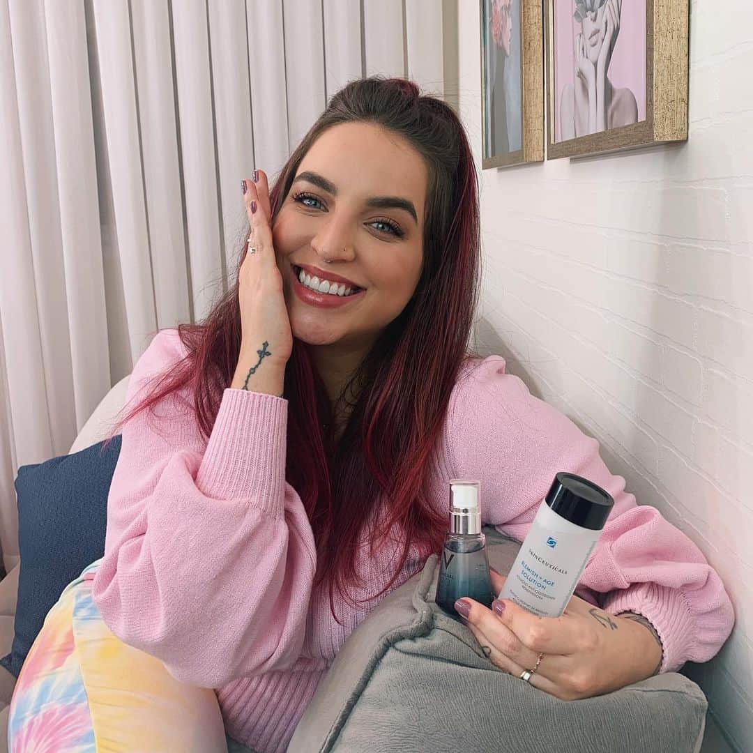 Bruna Unzuetaのインスタグラム：「Booom dia ✨ VEEEEM QUE HOJE É O ÚLTIMO DIA do #BdeBeleza, o maior festival de beleza da internet, com descontos de até 30% em várias marcas tops que eu amo: @larocheposaybr @vichybrasil @ceravebrasil @skinceuticalsbrasil ✨😱 Tem produto com até R$60 de desconto no site da @epocacosmeticos (deixei no stories) e a minha sacola já está cheia rs! Me contem aí o que vocês compraram? Aproveitem a promoooo!  #autoestima #publi #drogaraia #larocheposaybr #vichybrasil #ceravebrasil #skinceuticalsbrasil *consulte sempre seu dermato.」