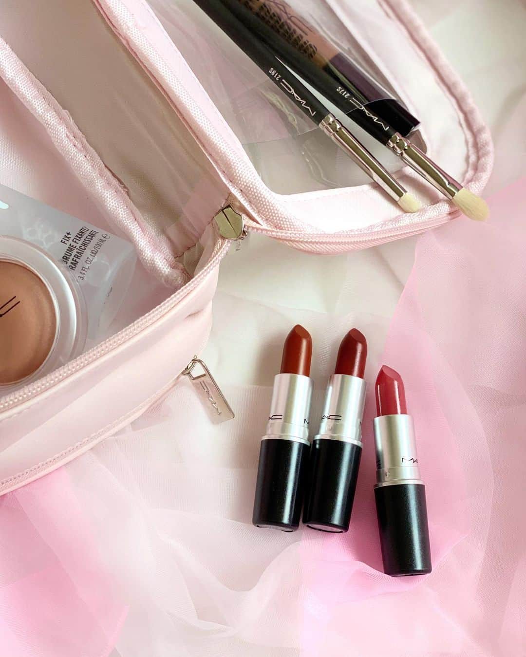 M∙A∙C Cosmetics Japanのインスタグラム：「【オープンまであと1週間🎉】 M·A·C心斎橋 @macpro_osaka のグランドオープンを記念し、オープン当日の7月22日(水)から、M·A·C心斎橋にて、ダブルプレゼントキャンペーンを開催いたします✨ ㅤ ㅤ ＜特典1＞ 税込6,600円以上のご購入で、 大人気のリップスティック、 マラケシュ、チリ、シー シアーの3色のうち、 お好きな現品1色をプレゼント！（先着300名様） ㅤ さらに✨ ＜特典2＞ 税込11,000円以上のご購入で 限定バニティポーチをプレゼント！（先着150名様） ㅤ 期間：2020年7月22日(水)～なくなり次第終了 ㅤ *特典1のリップスティックの在庫がある場合、税込11,000円以上のご購入でリップスティックと限定バニティポーチを差し上げます。 *プレゼントは数に限りがございます。限定数が無くなり次第終了となります。 *リップスティックの色味はお客様にお選びいただけます。数に限りがある為、お好きな色をお選びいただけない場合もございます。 *プレゼントはお1人様1会計につき1回までとさせて頂きます。 *画像はイメージです。実際のデザインと異なる場合がございます。 ㅤ #MACPRO_OSAKA​ #MACCosmeticsJapan#MACCosmetics #MAC #MACコスメ #マックコスメ #コスメ　#コスメ好き#コスメレポ #化粧品 #コスメ部 #コスメマニア #メイク好き#美容大好き#美容好き#トレンドメイク」